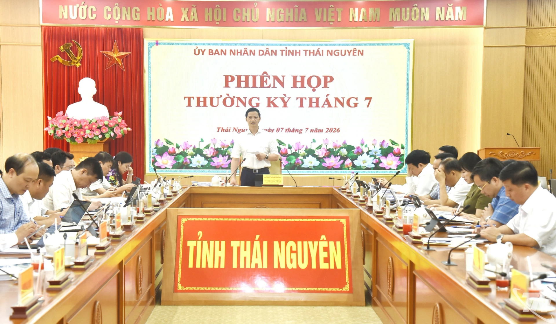 Các đại biểu dự phiên họp.