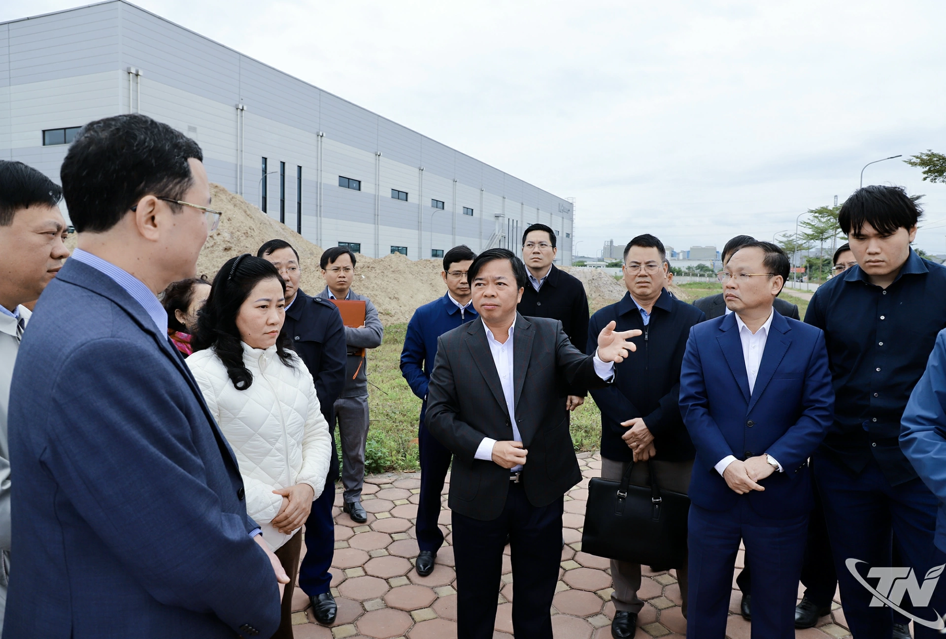 Đồng chí Phó Chủ tịch Thường trực UBND tỉnh kiểm tra thực địa dự án tại phường Vạn Xuân.