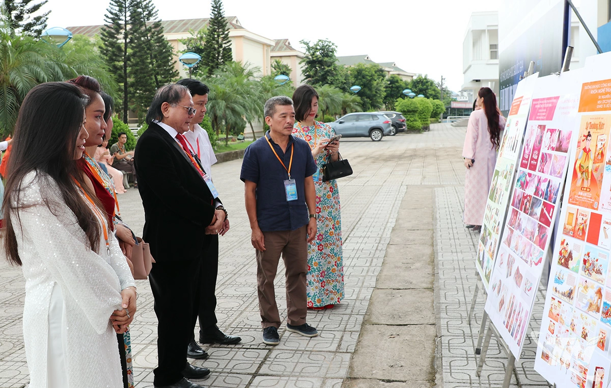 Triển lãm đồ họa tốt nghiệp của sinh viên từ các trường thành viên CLB Mỹ thuật ứng dụng.