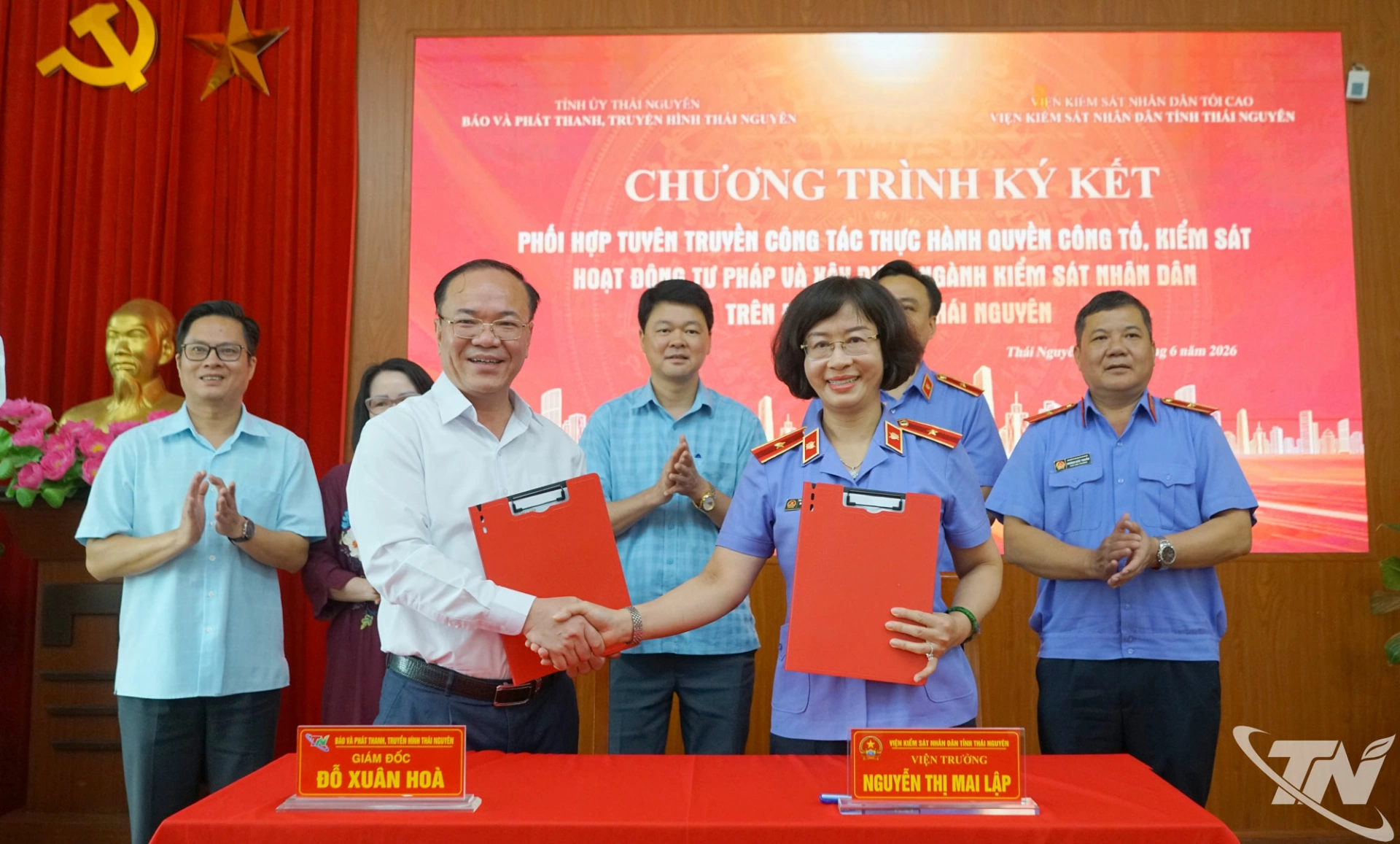Đại diện hai cơ quan ký kết Chương trình phối hợp tuyên truyền.