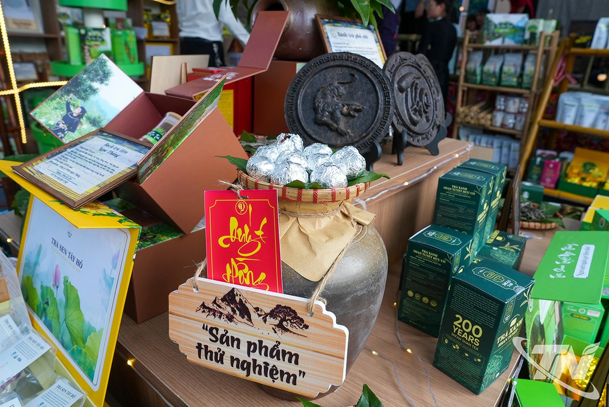 Tại gian trưng bày, người làm chè Bằng Phúc giới thiệu với đông đảo du khách các sản phẩm chè đặc sắc được sản xuất ở đây như: Shan tuyết, bạch trà, phổ nhĩ, hồng trà...
