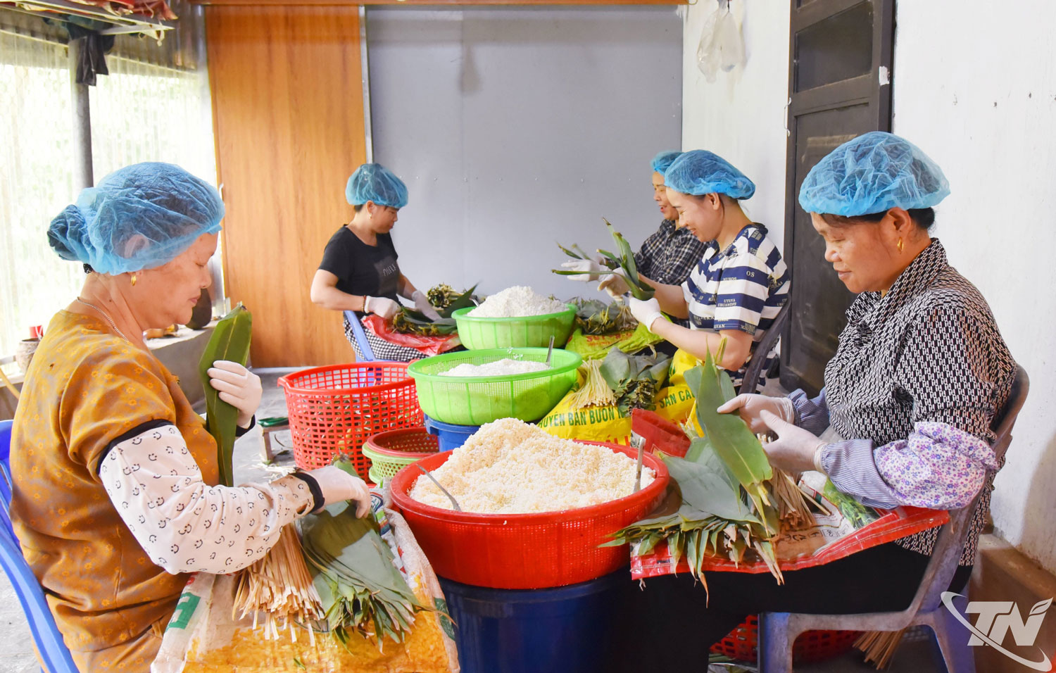 Thành viên Hợp tác xã bánh gio Bắc Kạn thực hiện các công đoạn    sản xuất, bảo đảm chất lượng và vệ sinh an toàn thực phẩm.