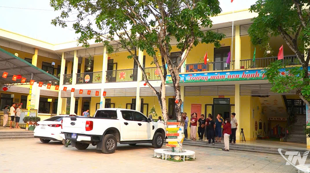 Chính quyền xã Văn Lăng đã vào cuộc và đề nghị người dân cùng phối hợp ổn định tình hình, không đăng tải, chia sẻ các thông tin hình ảnh không chính thống về vụ việc và cam kết sẽ kiểm tra, chấn chỉnh, xử lý với các vi phạm nếu có.