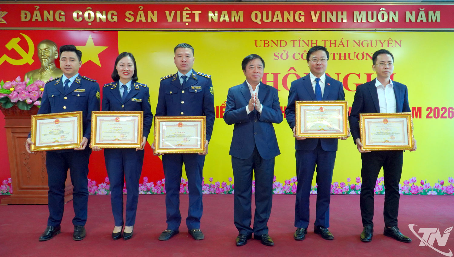 Đồng ch&iacute; B&ugrave;i Văn Lương trao&nbsp;Bằng Khen cho c&aacute;c c&aacute; nh&acirc;n c&oacute; th&agrave;nh t&iacute;ch xuất sắc trong năm 2025.