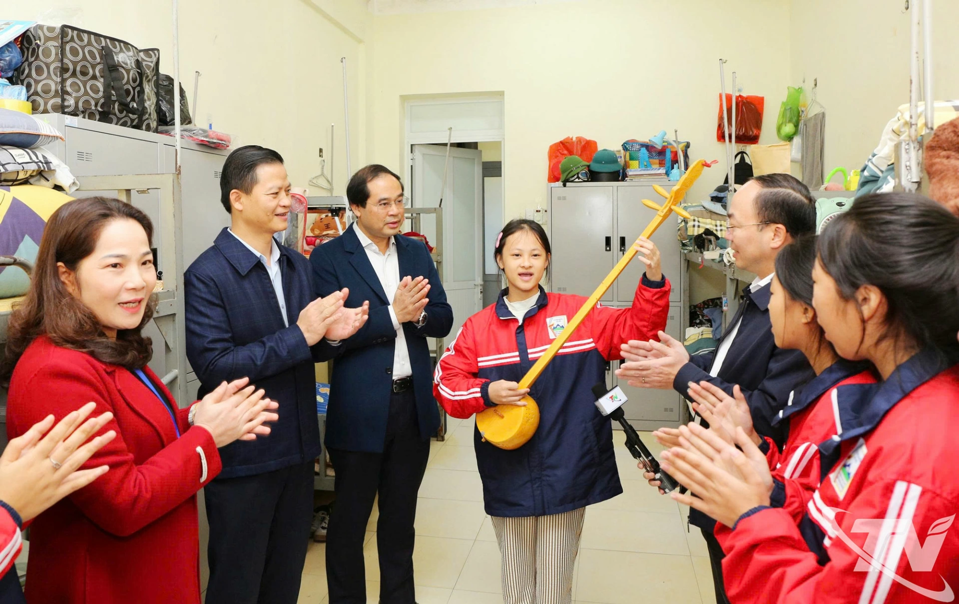 Các đồng chí lãnh đạo tỉnh và cô trò Trường PTDTNT Thái Nguyên 2.