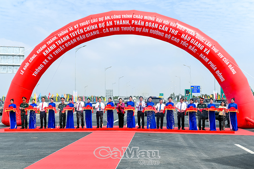 C&aacute;c đồng ch&iacute; l&atilde;nh đạo Trung ương, địa phương v&agrave; c&aacute;c đơn vị li&ecirc;n quan thực hiện nghi thức cắt băng kh&aacute;nh th&agrave;nh, th&ocirc;ng xe kỹ thuật tuyến cao tốc Cần Thơ - C&agrave; Mau. Ảnh: Văn Đum