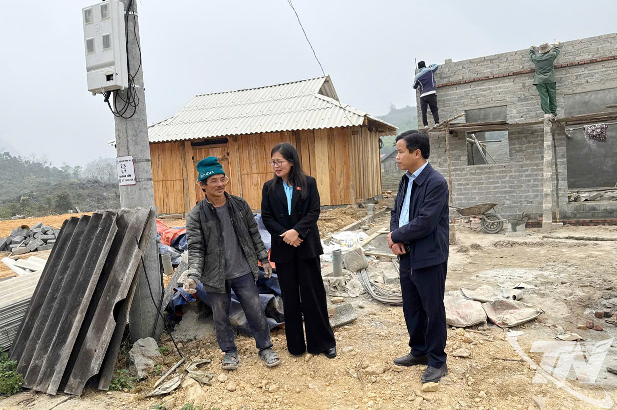 ban D&acirc;n tộc HĐND tỉnh (người đứng thứ 2 từ tr&aacute;i sang) tr&ograve; chuyện với người d&acirc;n sinh sống tại&nbsp;Khu t&aacute;i định cư tập trung x&oacute;m Bản T&egrave;, x&atilde; Văn Lăng.