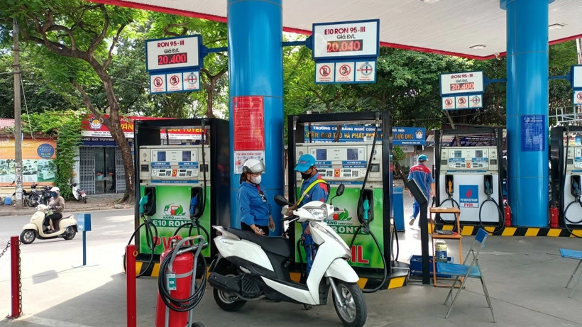 Khách hàng mua xăng tại cửa hàng xăng dầu trên phố Thái Thịnh (Hà Nội).