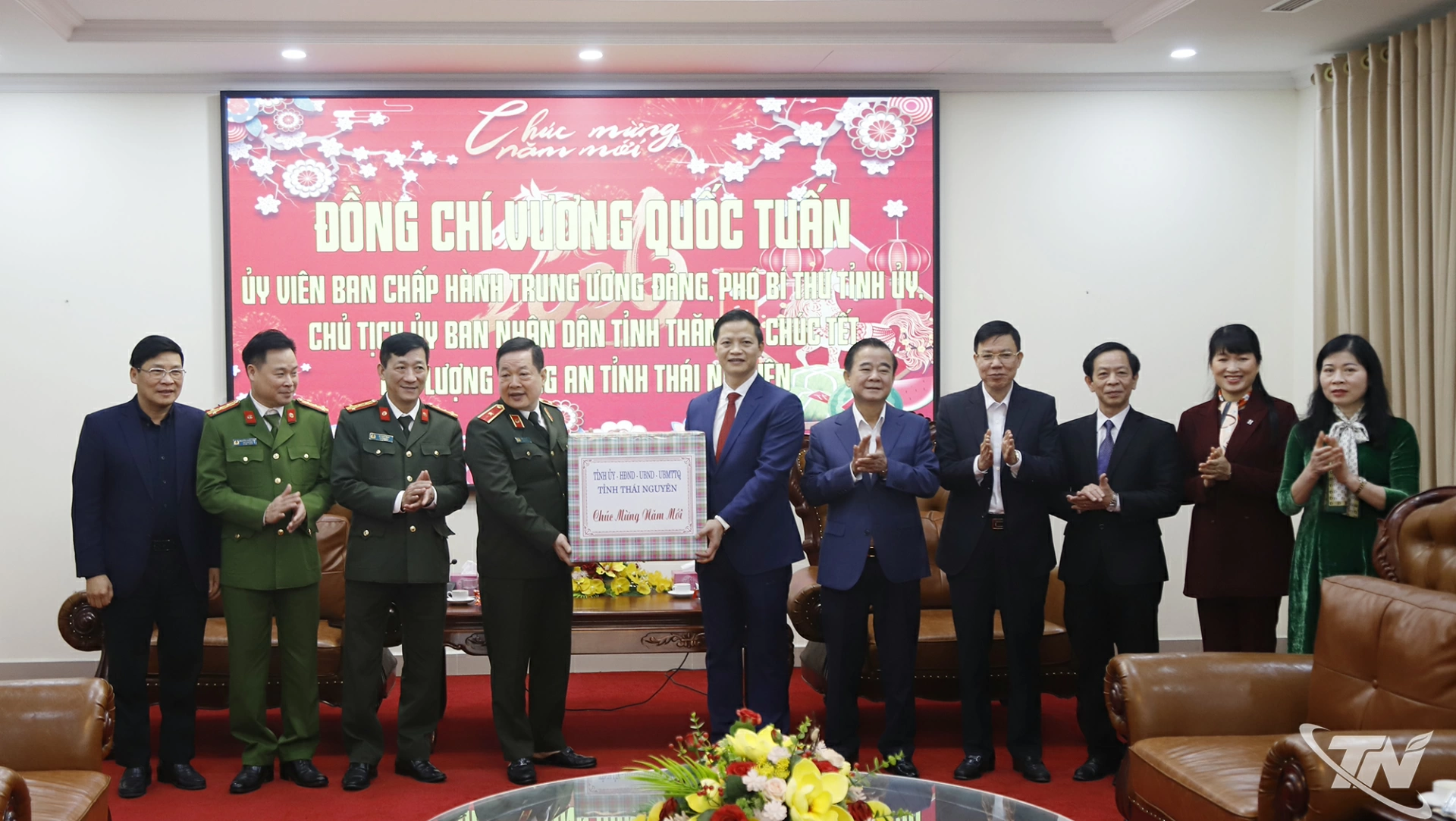 Đoàn công tác của tỉnh tặng quà Tết lực lượng Công an tỉnh.