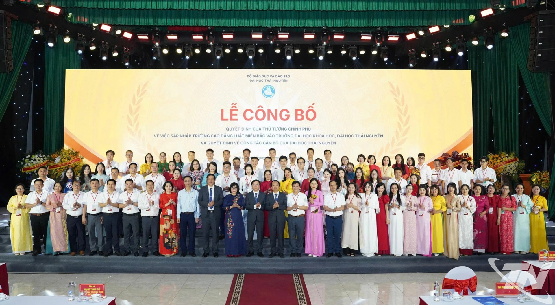 Ban Giám hiệu và cán bộ, giảng viên Trường Đại học Khoa học – Đại học Thái Nguyên chụp ảnh lưu niệm tại Lễ công bố.