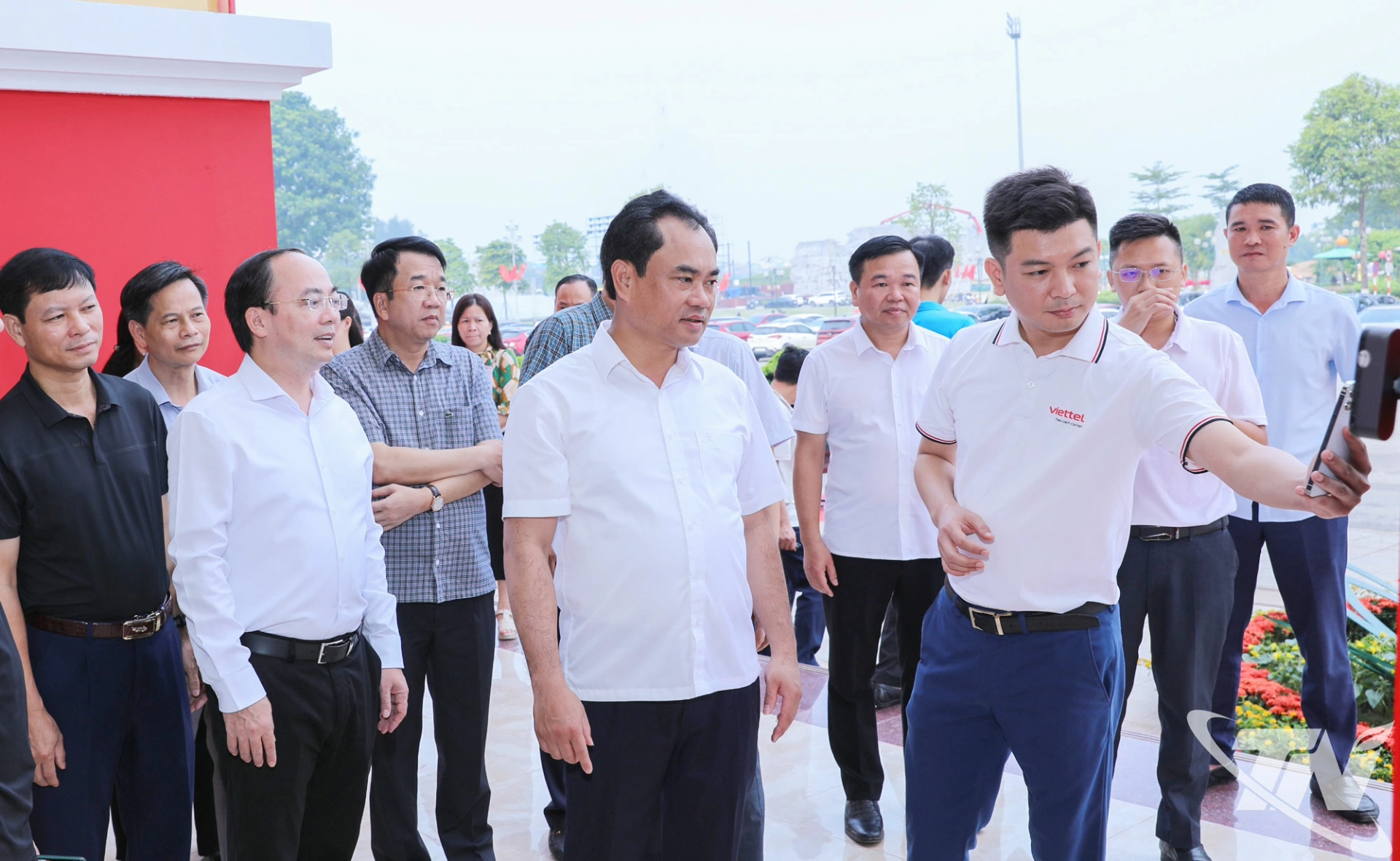 Đồng chí Bí thư Tỉnh ủy Trịnh Việt Hùng cùng các đồng chí lãnh đạo tỉnh kiểm tra công tác chuẩn bị bên ngoài Trung tâm Văn hóa tỉnh.