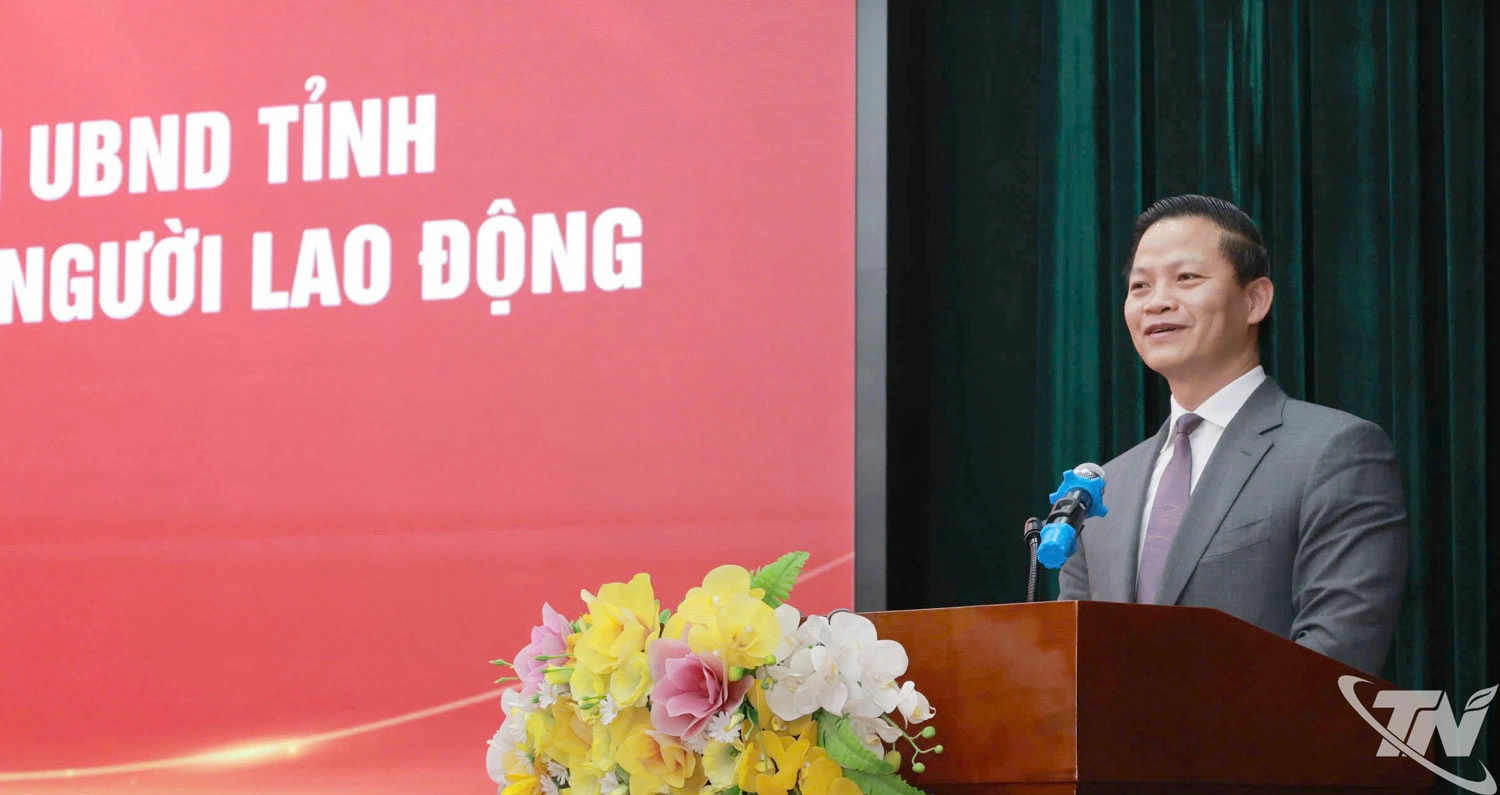 Sáng 24-2, đồng chí Vương Quốc Tuấn, Ủy viên Trung ương Đảng, Phó Bí thư Tỉnh ủy, Chủ tịch UBND tỉnh, đến thăm, động viên cán bộ, công chức, viên chức, người lao động của Sở Văn hóa, Thể thao và Du lịch Thái Nguyên.