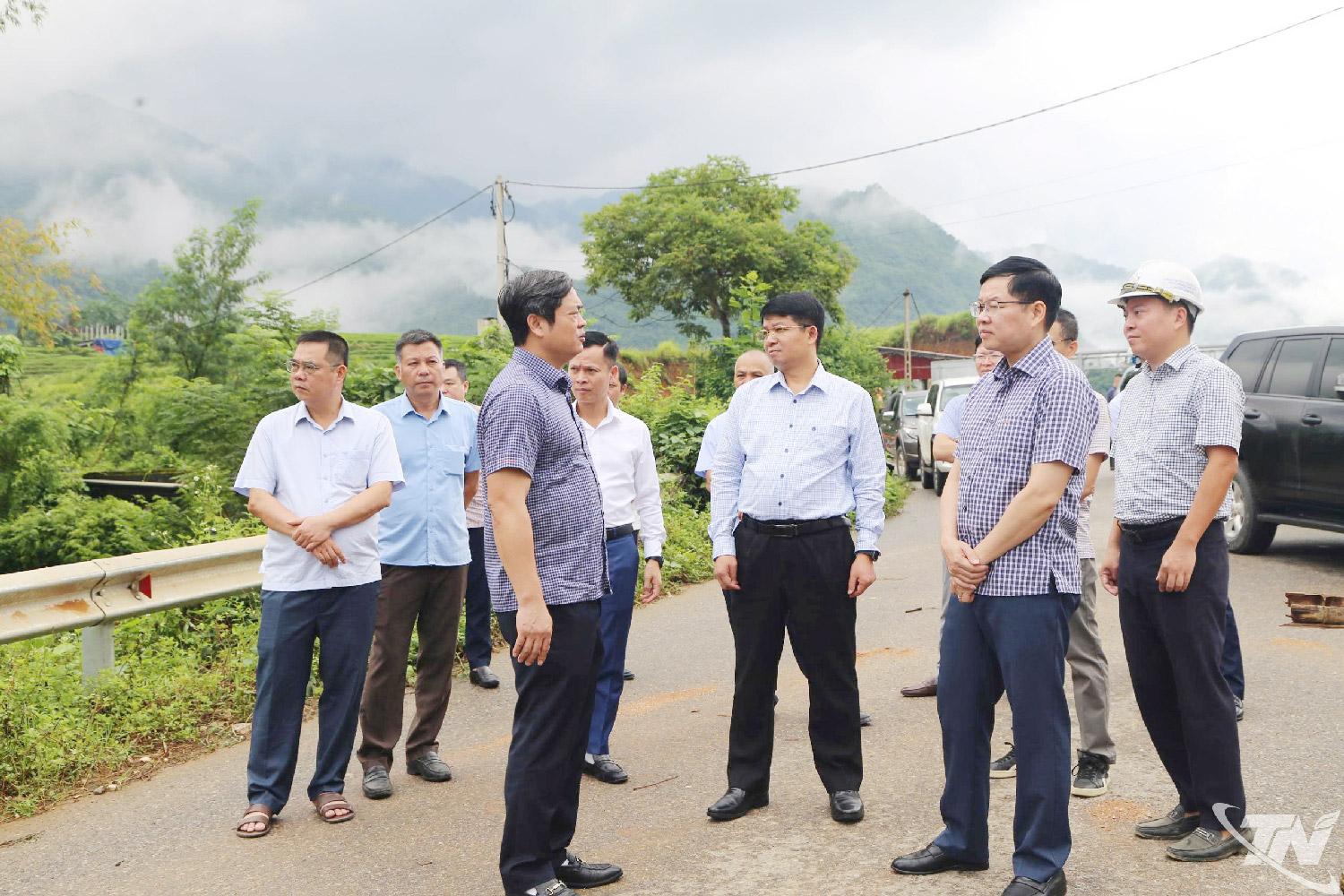 Đồng chí Đinh Quang Tuyên cùng Đoàn công tác kiểm tra tiến độ thực hiện Dự án xây dựng tuyến đường Bắc Kạn - hồ Ba Bể kết nối sang Na Hang (Tuyên Quang).