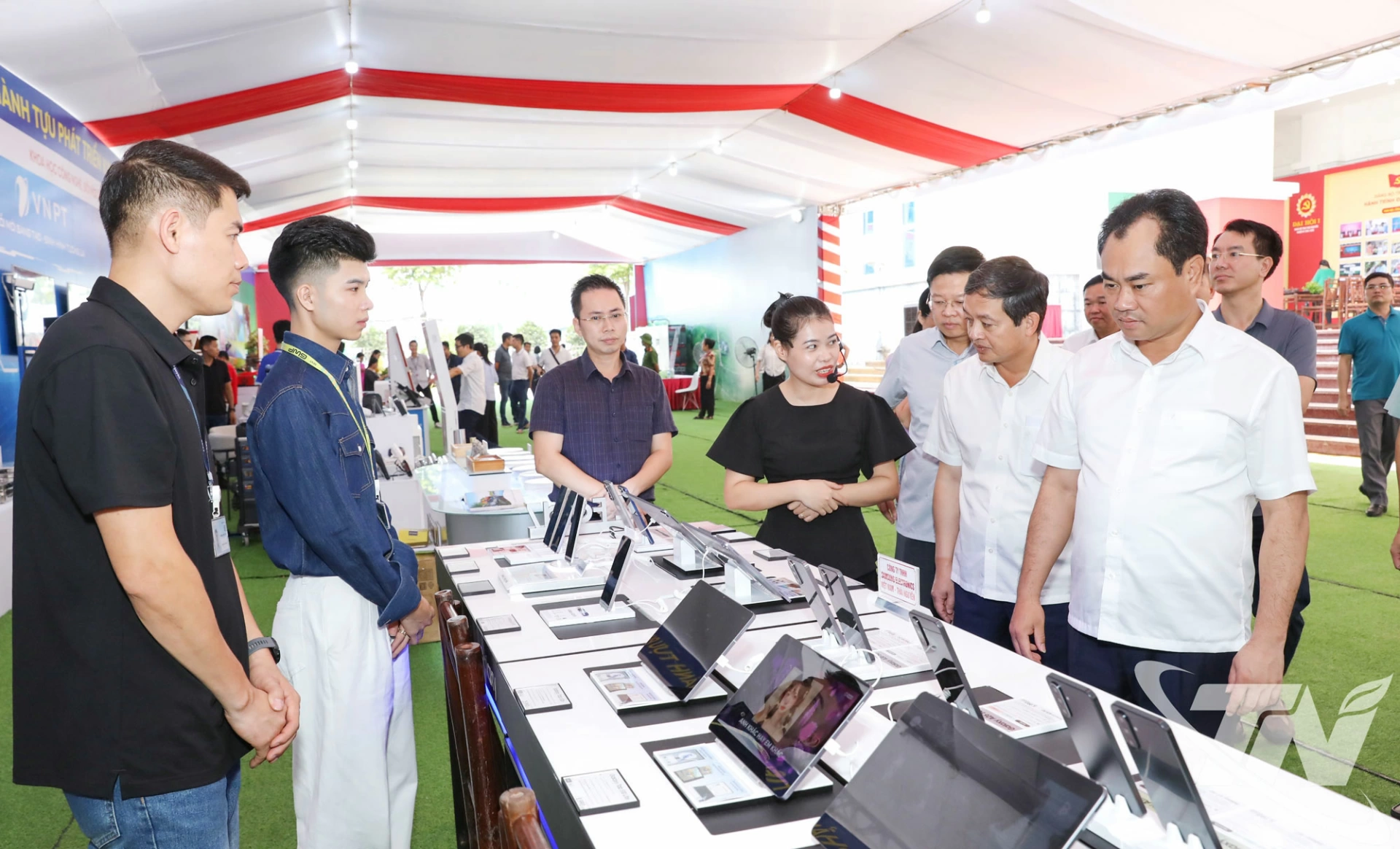 Đồng chí Bí thư Tỉnh ủy Trịnh Việt Hùng kiểm tra không gian trưng bày các sản phẩm tiêu biểu và thành tựu kinh tế của tỉnh Thái Nguyên.