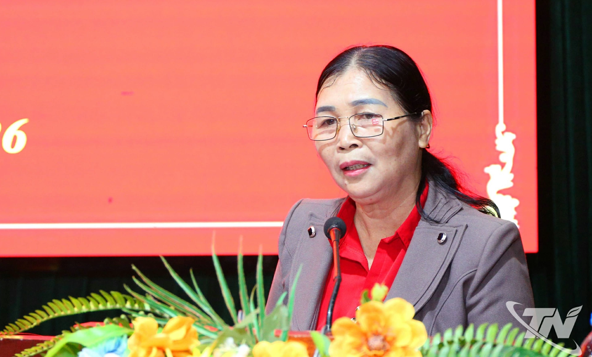 Ứng cử viên Chu Thị Yêm trình bày chương trình hành động tại buổi tiếp xúc.