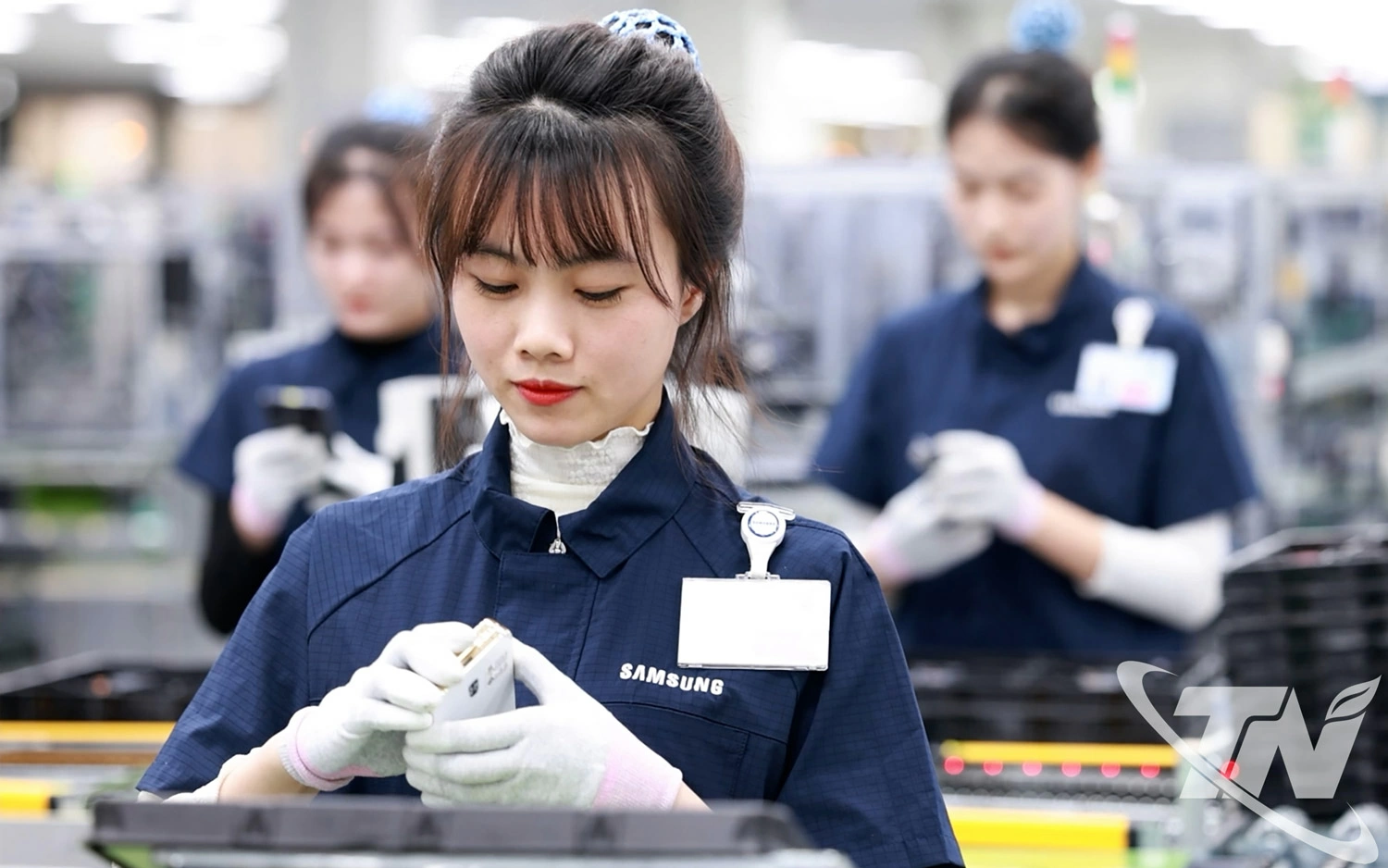 Công nhân SEVT sản xuất điện thoại thông minh.