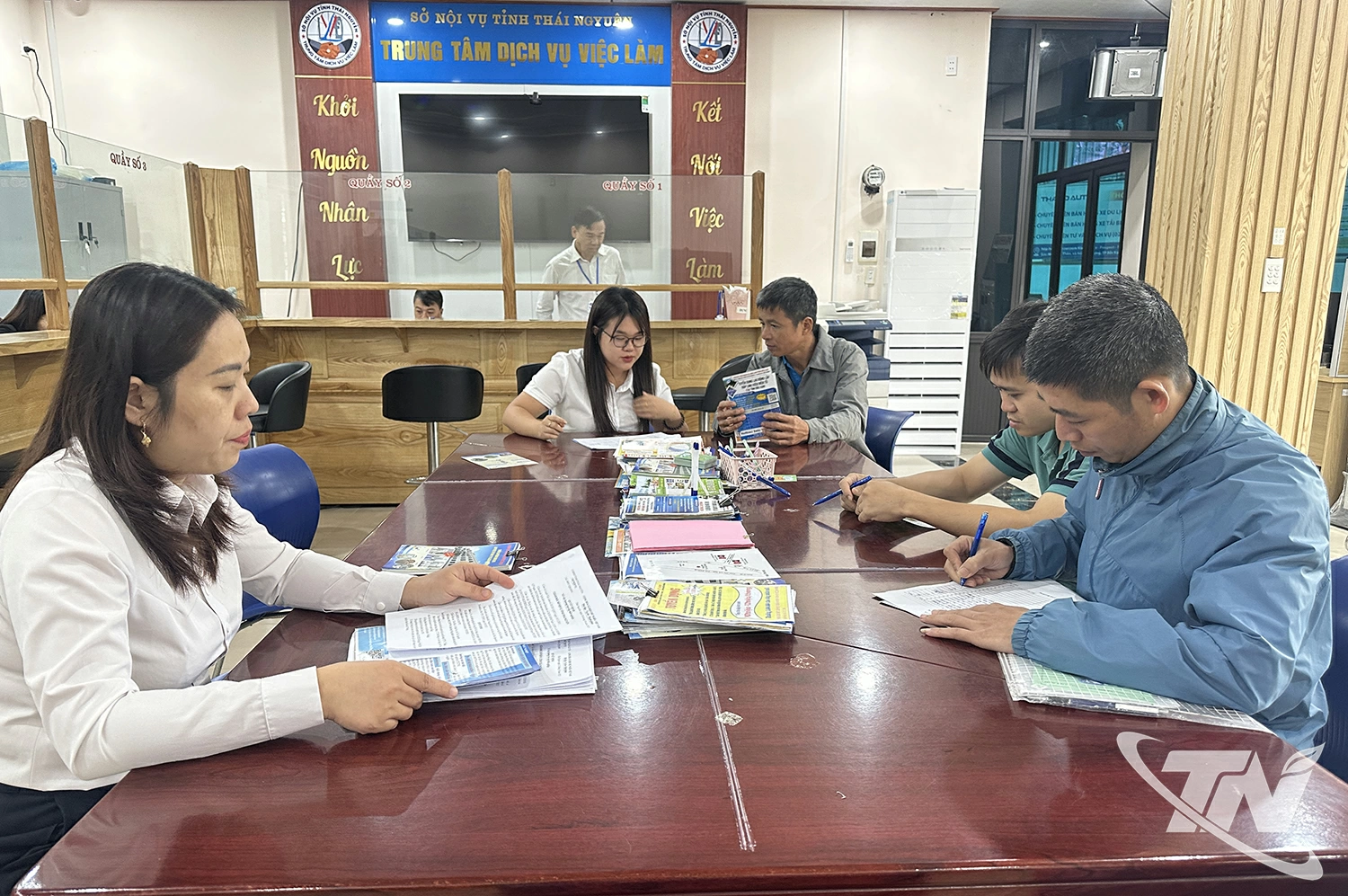 Trung tâm Dịch vụ việc làm tư vấn, giới thiệu việc làm cho người lao động.