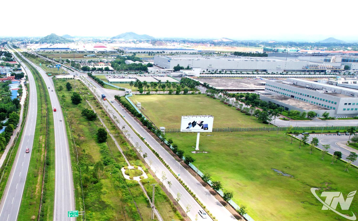 Phát triển bền vững, giảm phát thải và nâng cao năng lực cạnh tranh là những yêu cầu    ngày càng rõ nét đối với các khu công nghiệp hiện nay. Việc chuyển đổi theo hướng xanh,   sinh thái, thông minh vì thế là yêu cầu tất yếu.
