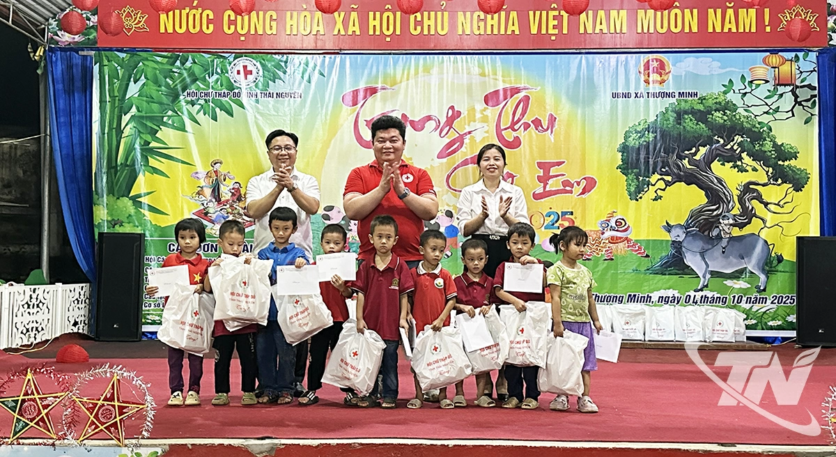 Lãnh đạo Hội Chữ thập đỏ tặng quà cho các em học sinh có hoàn cảnh khó khăn.