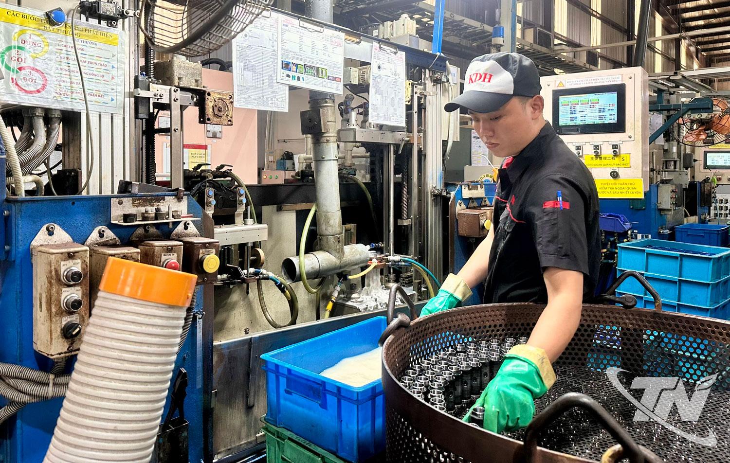 Lãi suất cho vay giảm tạo điều kiện để doanh nghiệp ưu tiên sử dụng vốn đầu tư mua sắm thiết bị nâng cao năng suất, cải tiến quy trình và mở rộng thị trường.