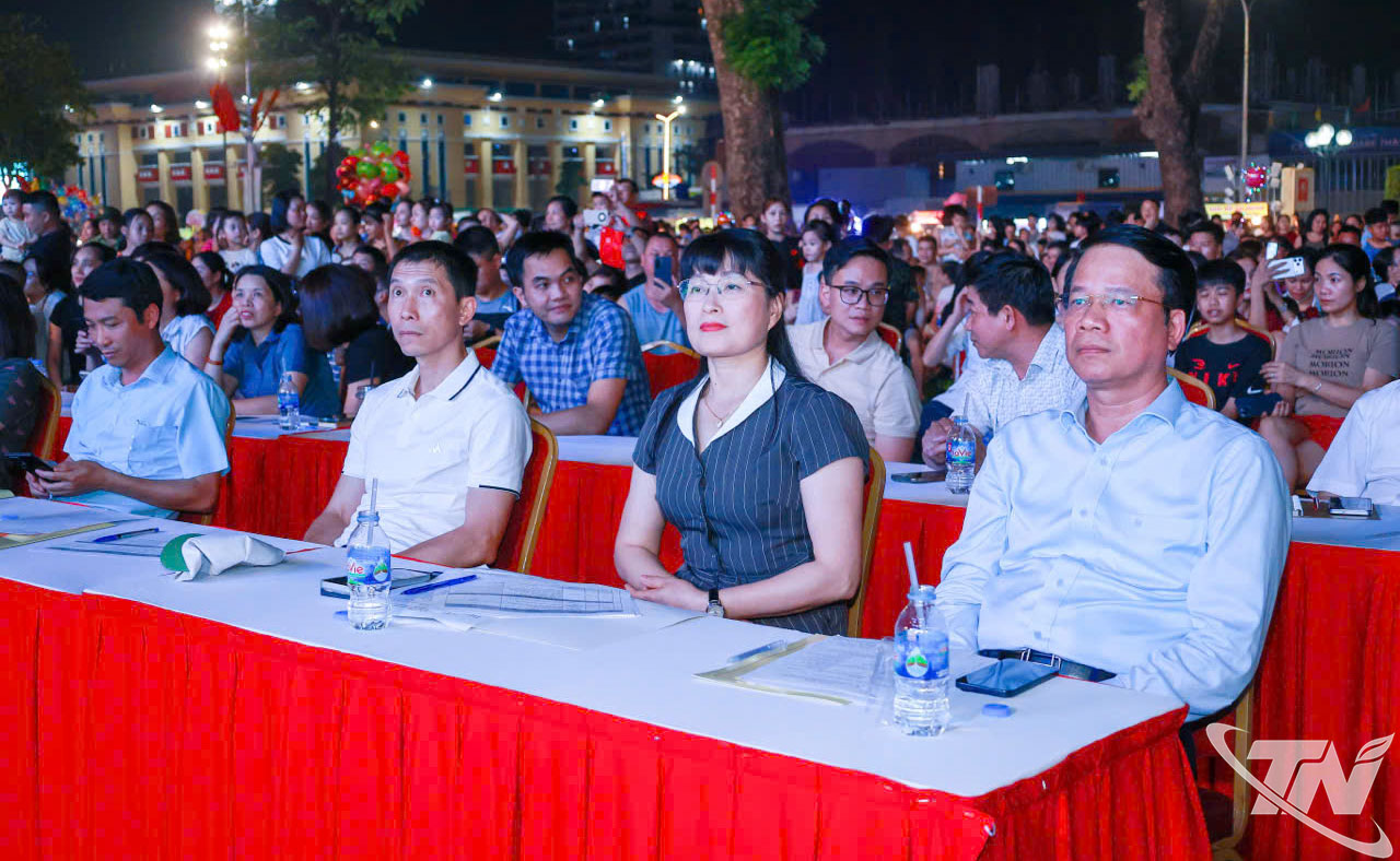 Đồng chí Phó Chủ tịch UBND tỉnh Dương Văn Lượng và các đại biểu, thành viên Hội đồng nghệ thuật dự chương trình tổng duyệt.
