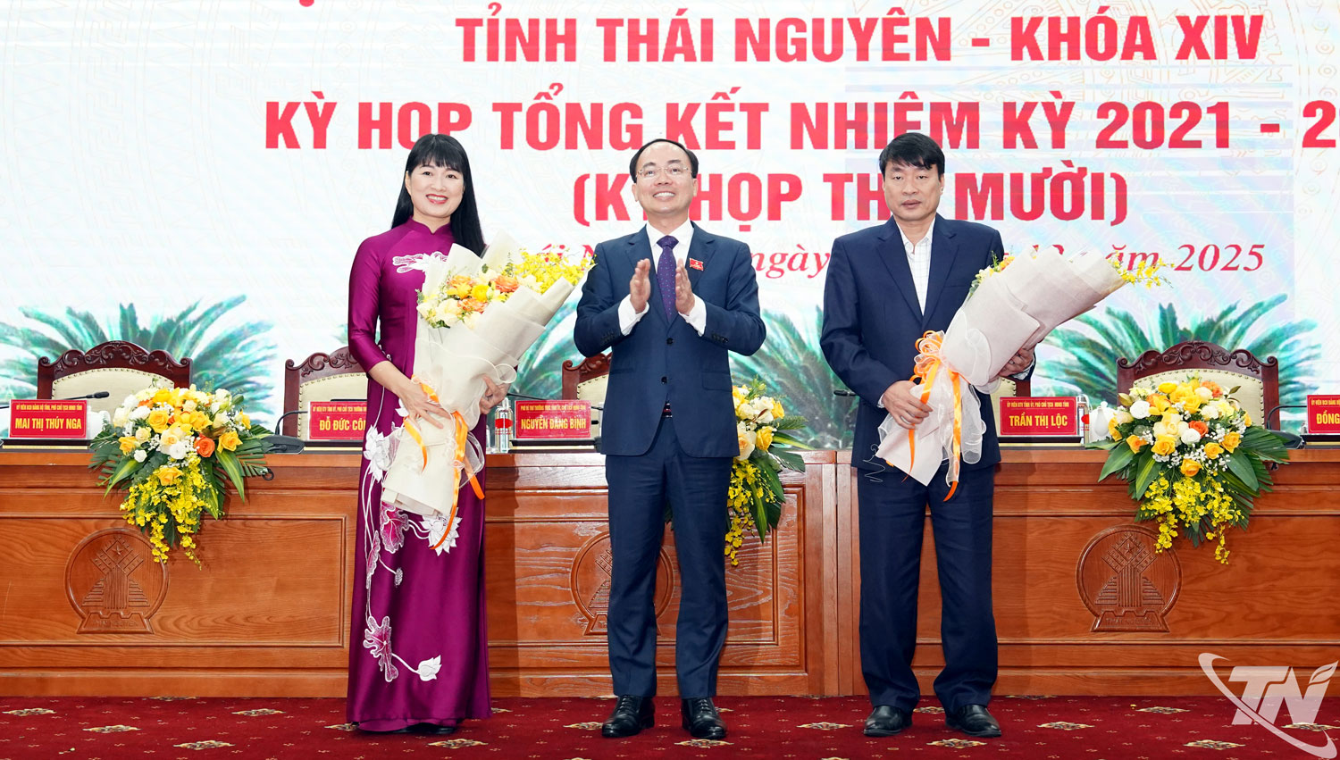 Đồng ch&iacute; Ph&oacute; B&iacute; thư Thường trực Tỉnh ủy, Chủ tịch HĐND tỉnh Nguyễn Đăng B&igrave;nh ch&uacute;c mừng đồng ch&iacute; H&agrave; Thị B&iacute;ch Hồng v&agrave; đồng ch&iacute; Trần Văn Hậu.