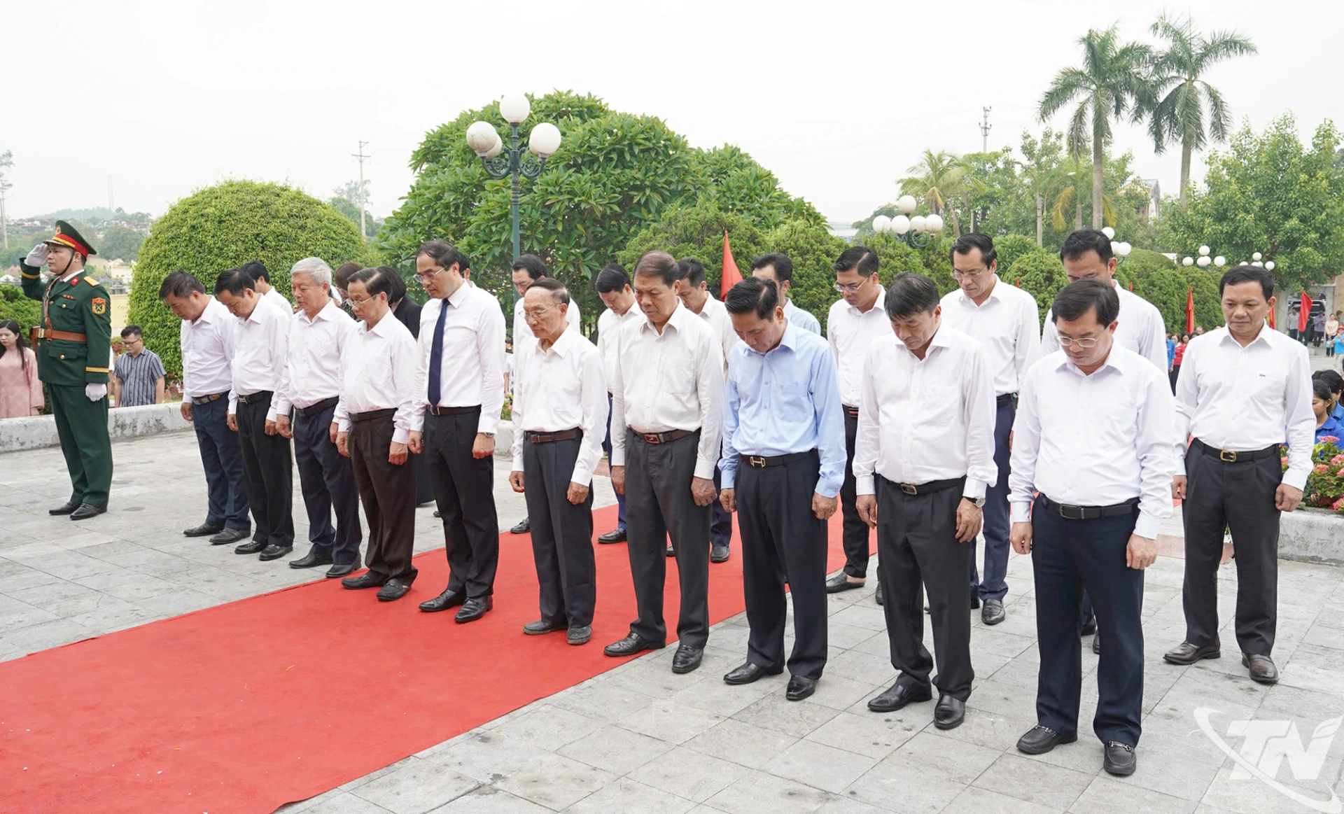 Đồng chí Bí thư Tỉnh ủy Trịnh Xuân Trường và các đại biểu dâng hương, tưởng nhớ các Anh hùng liệt sĩ tại Nghĩa trang Dốc Lim.