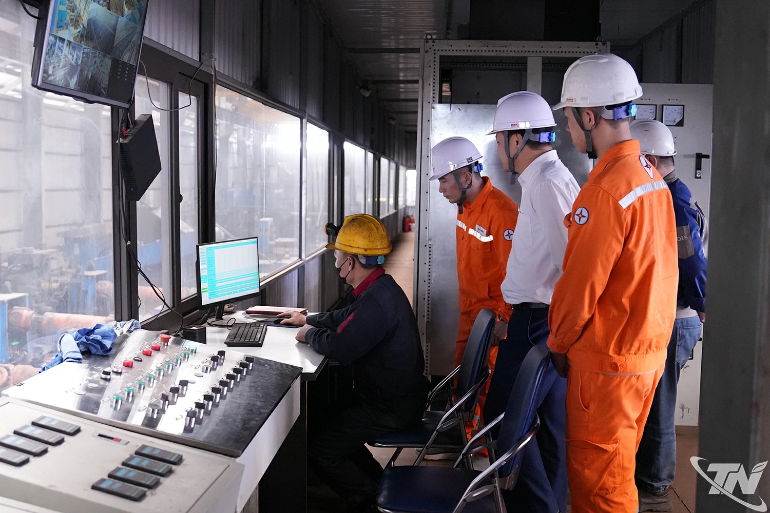 Nhân viên ngành Điện tuyên truyền, hướng dẫn việc sử dụng điện an toàn,  tiết kiệm tại Công ty CP Đầu tư thương mại Thép Đại Việt (phường Trung Thành).