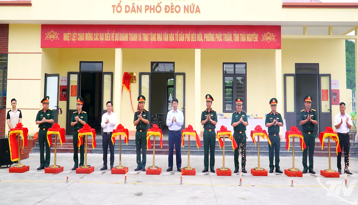 Trung tướng Đinh Quốc Hùng, Bí thư Đảng ủy, Chính ủy Tổng cục Công nghiệp Quốc phòng và đồng chí Nông Quang Nhất, Phó Chủ tịch UBND tỉnh Thái Nguyên cùng các đại biểu cắt băng khánh thành Nhà văn hóa tổ dân phố Đèo Nứa