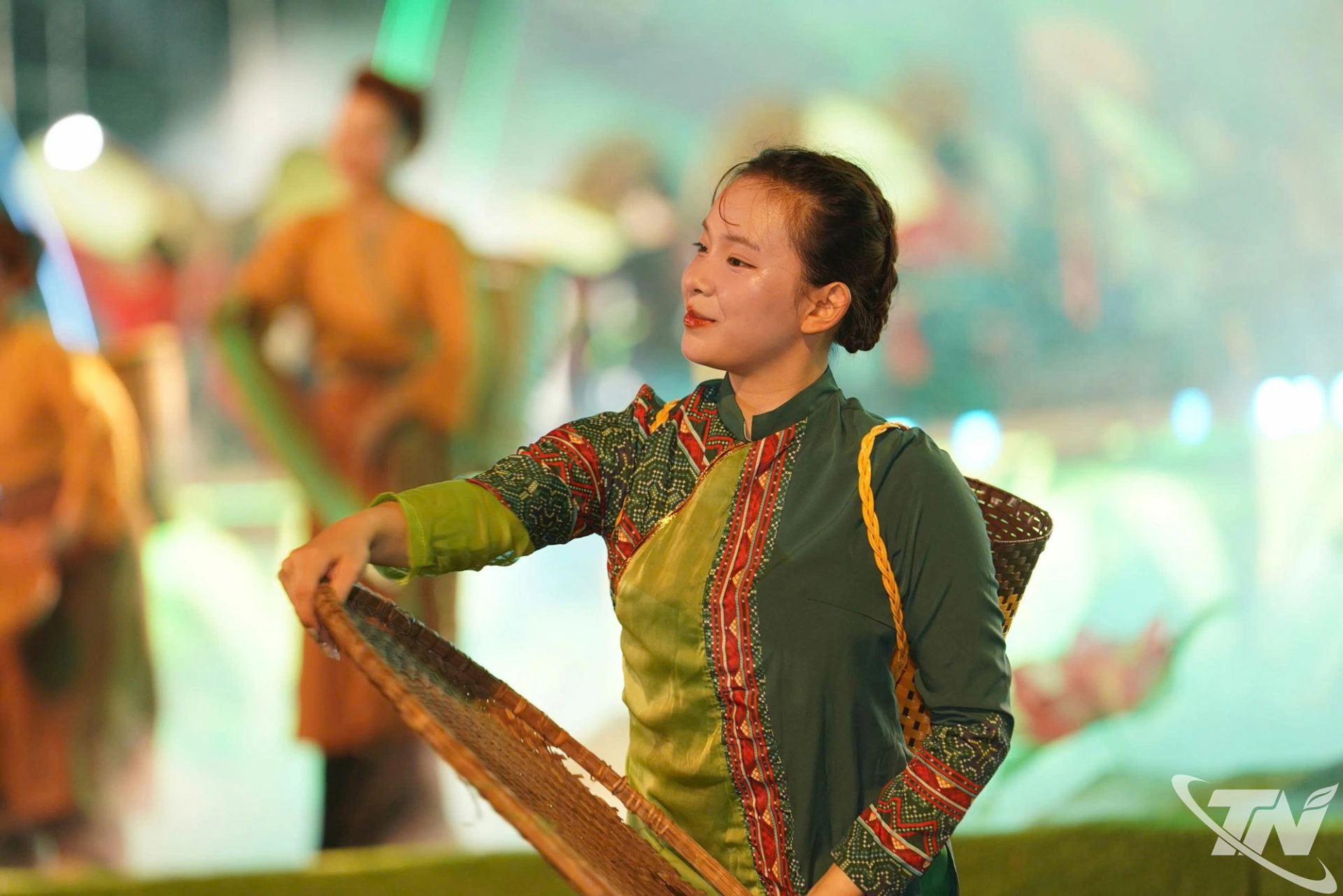 Hình ảnh người nông dân hái chè được đưa lên sân khấu.