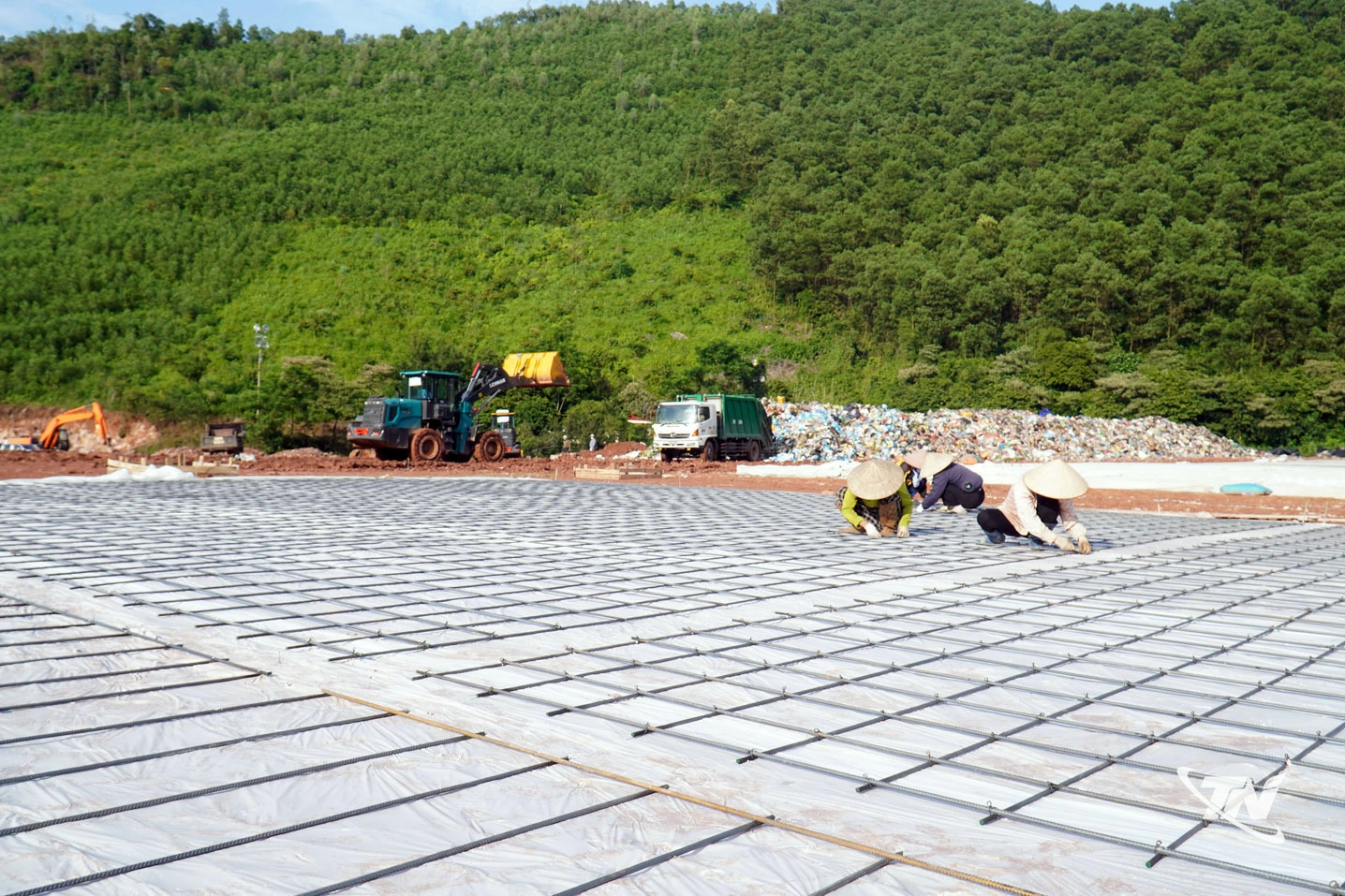 Công nhân thi công phần nền bãi chôn số 3 thuộc Khu xử lý rác thải Đá Mài.