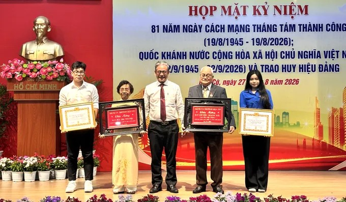 Đồng chí Nguyễn Thành Nam, Bí thư Đảng ủy, Chủ tịch HĐND phường Bàn Cờ, trao tặng Huy hiệu 60 năm tuổi Đảng đến 2 đồng chí Nguyễn Tiến Thỉnh và Bùi Thị Nguyệt. Ảnh: QUỲNH YÊN