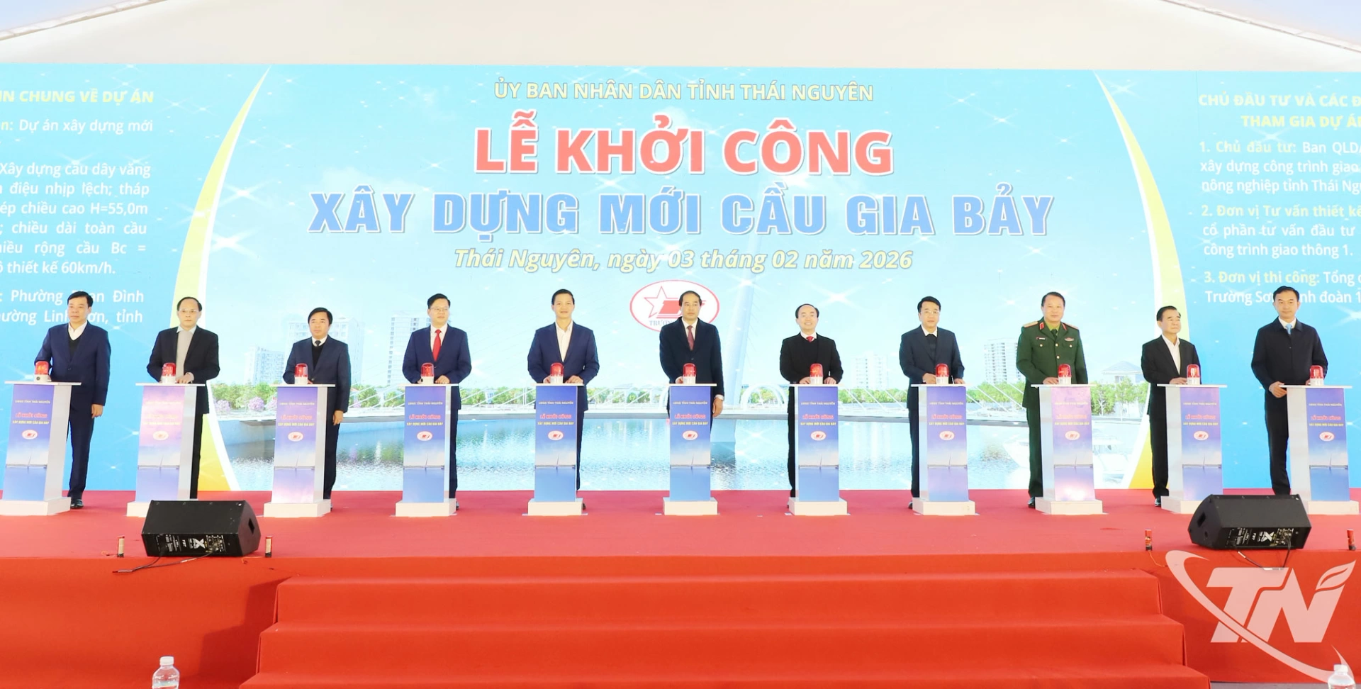 Các đại biểu thực hiện nghi thức khởi công xây dựng mới cầu Gia Bẩy.