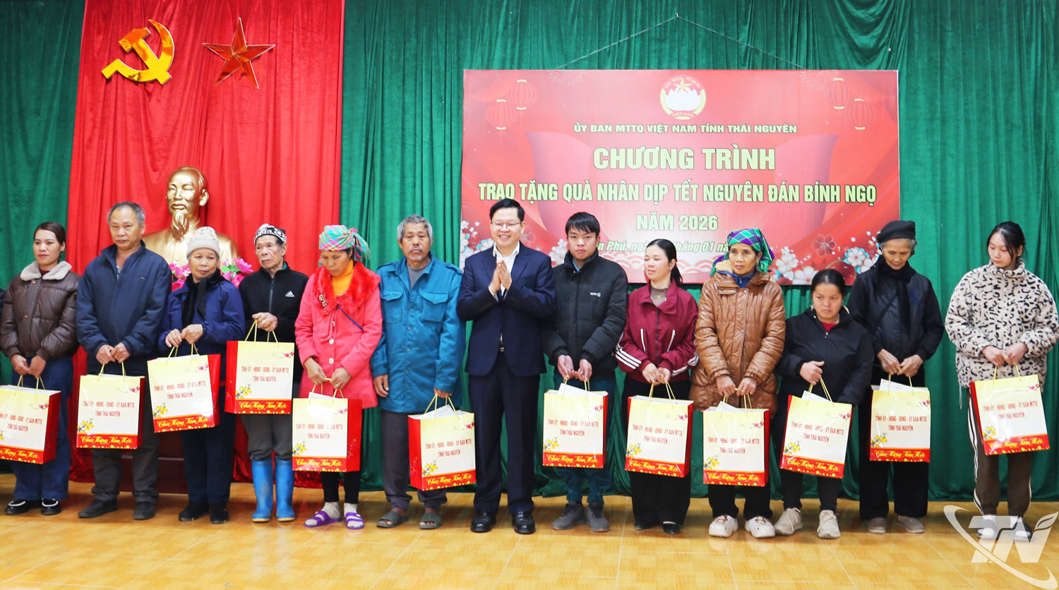 Đồng ch&iacute; Ph&oacute; B&iacute; thư Tỉnh ủy, Chủ tịch Ủy ban MTTQ Việt Nam tỉnh tặng qu&agrave;&nbsp;Tết cho hộ ngh&egrave;o, hộ cận ngh&egrave;o của x&atilde; Trần Ph&uacute;.