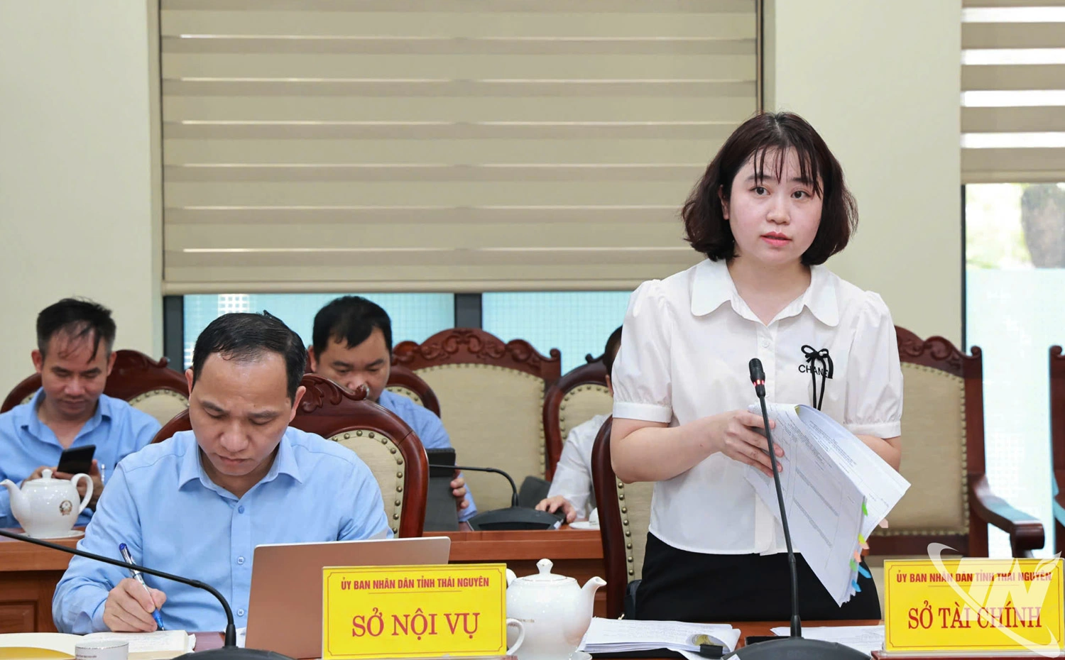 Đại diện Sở Tài chính phát biểu giải đáp một số ý kiến của sở, ngành và địa phương.