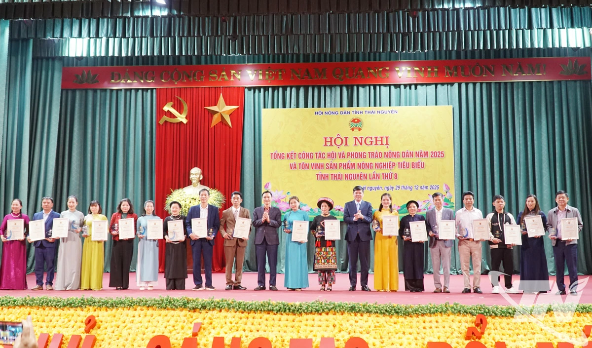 Hội N&ocirc;ng d&acirc;n tỉnh trao chứng nhận cho 35 sản phẩm n&ocirc;ng nghiệp ti&ecirc;u biểu lần thứ 8, năm 2025.