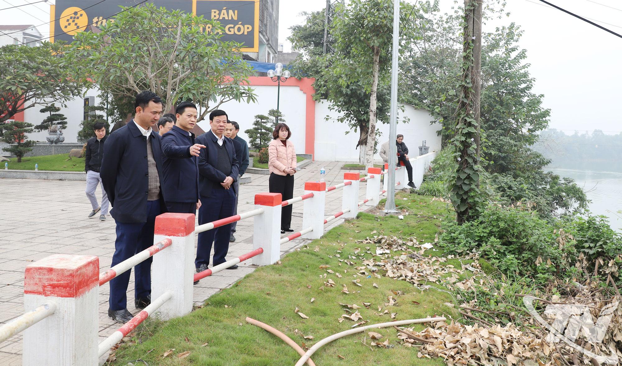 Đồng ch&iacute; Chủ tịch UBND tỉnh khảo s&aacute;t khu vực cầu Gia Bẩy.