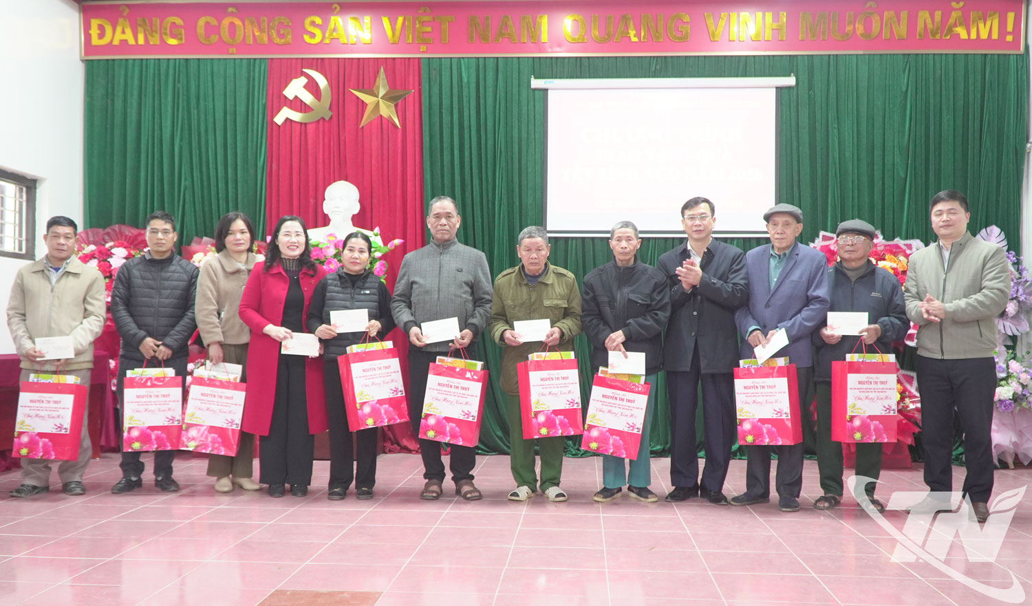 Đồng ch&iacute; Nguyễn Thị Thủy, Ph&oacute; Chủ nhiệm Ủy ban Ph&aacute;p luật v&agrave; Tư ph&aacute;p của Quốc hội tặng qu&agrave; c&aacute;c gia đ&igrave;nh ch&iacute;nh s&aacute;ch tại x&atilde; C&ocirc;n Minh.