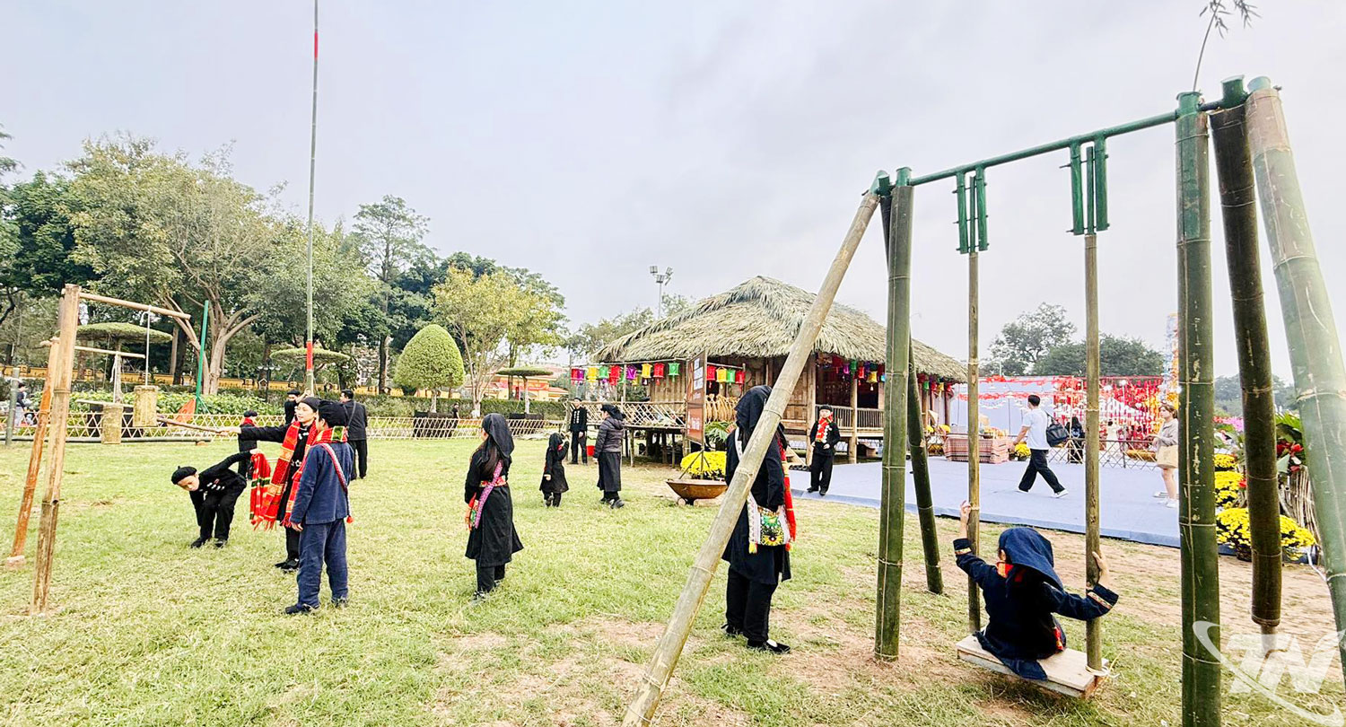 Khu bảo tổn làng nhà sàn, du lịch sinh thái Thái Hải tại xã Tân Cương thu hút được đông đảo du khách đến tham quan, trải nghiệm.