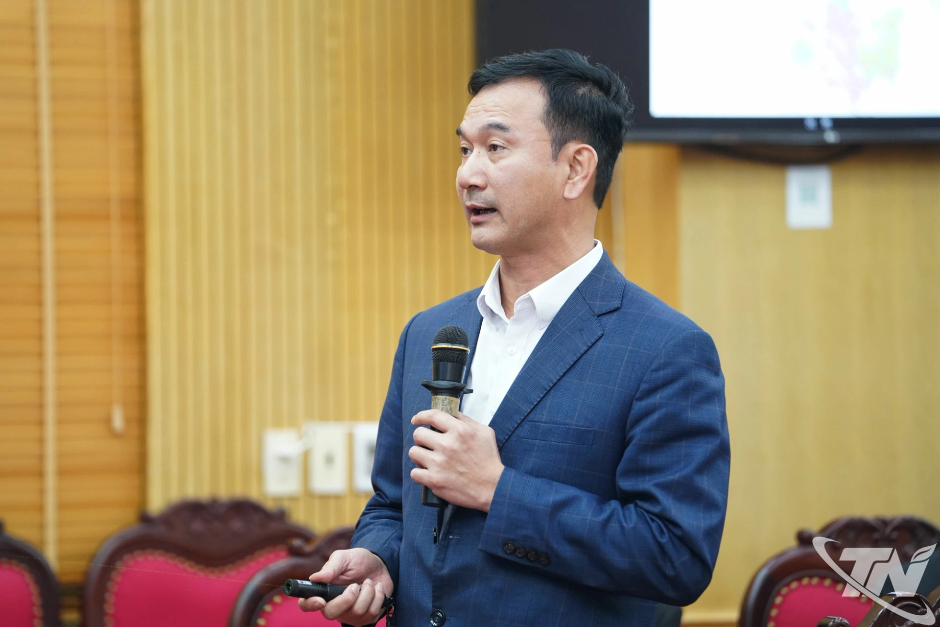 Gi&aacute;m đốc Sở X&acirc;y dựng Phạm Quang Anh b&aacute;o c&aacute;o l&agrave;m r&otilde; quy hoạch hạ tầng giao th&ocirc;ng tỉnh Th&aacute;i Nguy&ecirc;n, thời kỳ 2021-2030, tầm nh&igrave;n đến năm 2050.