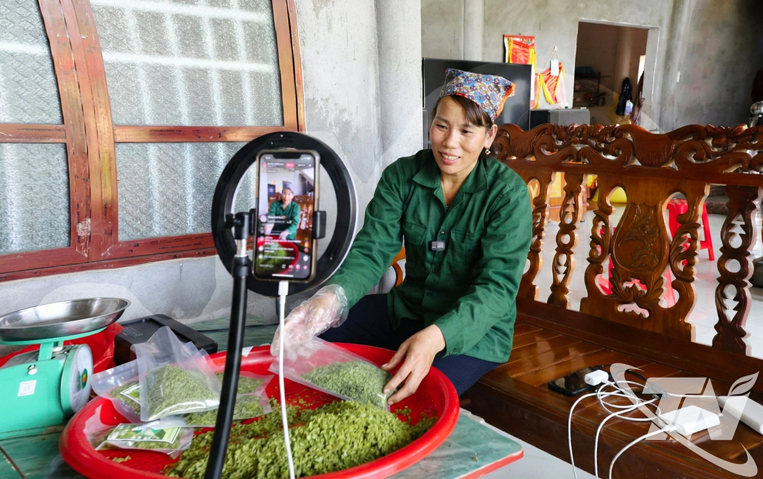 Chị Nguyễn Thị Hè thường xuyên livestream quy trình chế biến, đóng gói sản phẩm cốm nếp vải Sơn Vinh (OCOP 3 sao), qua đó góp phần quảng bá sản phẩm và mở rộng tệp khách hàng.