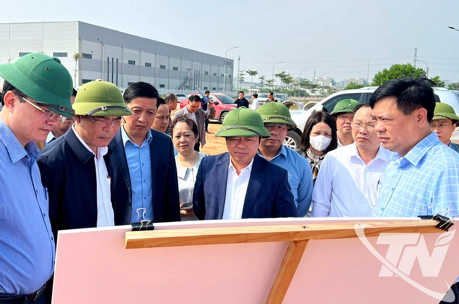   Đồng chí Bùi Văn Lương, Ủy viên Ban Thường vụ Tỉnh ủy, Phó Chủ tịch UBND tỉnh đi kiểm tra thực địa công tác bồi thường, giải phóng mặt bằng tại 2 khu công nghiệp Phú Bình và Yên Bình 2.