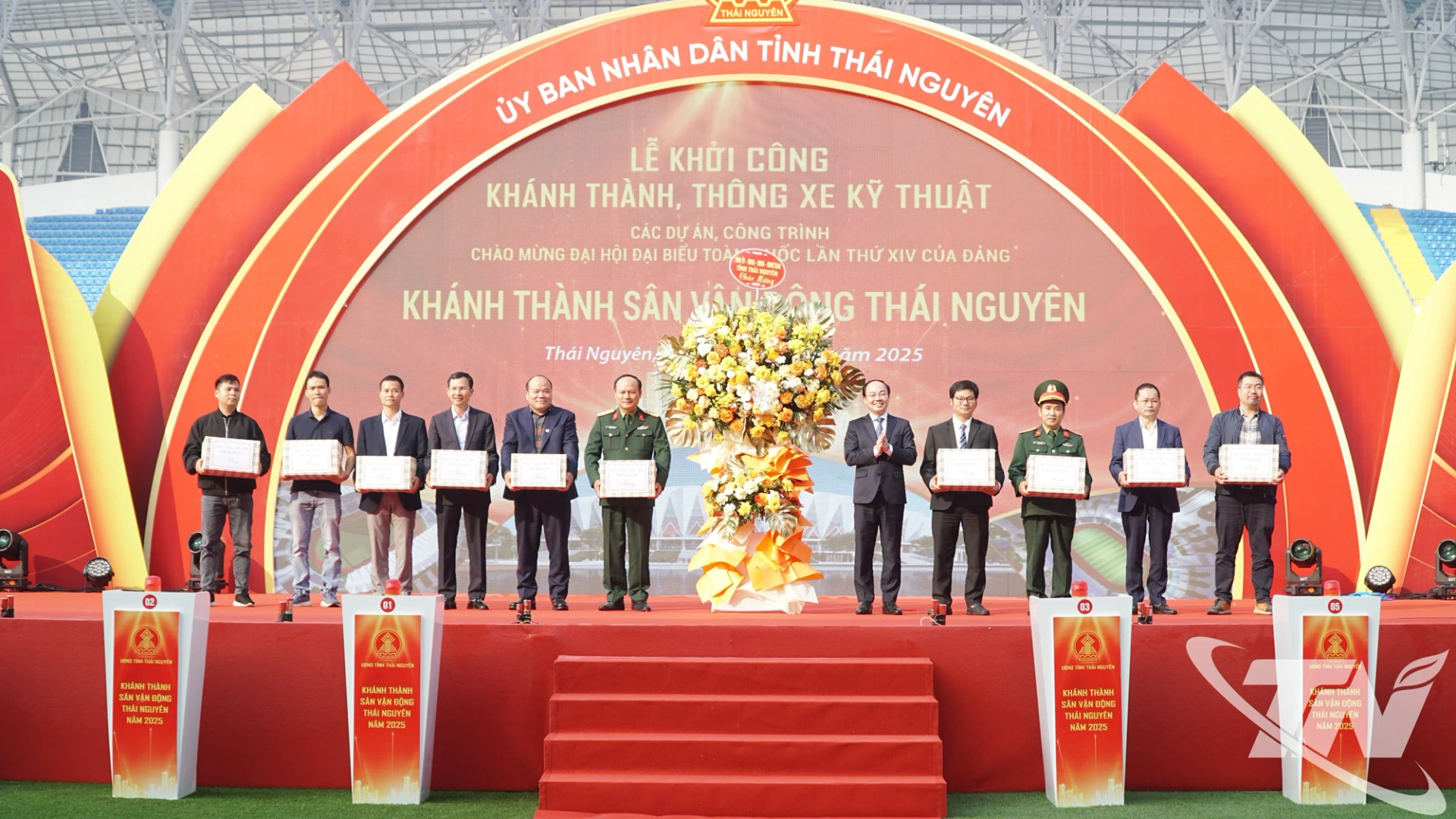 Đồng chí Nguyễn Đăng Bình, Phó Bí thư Thường trực Tỉnh ủy, Chủ tịch HĐND tỉnh tặng tặng hoa đại diện chủ đầu tư, nhà thầu đã nỗ lực hoàn thành đúng tiến độ, đảm bảo chất lượng công trình.