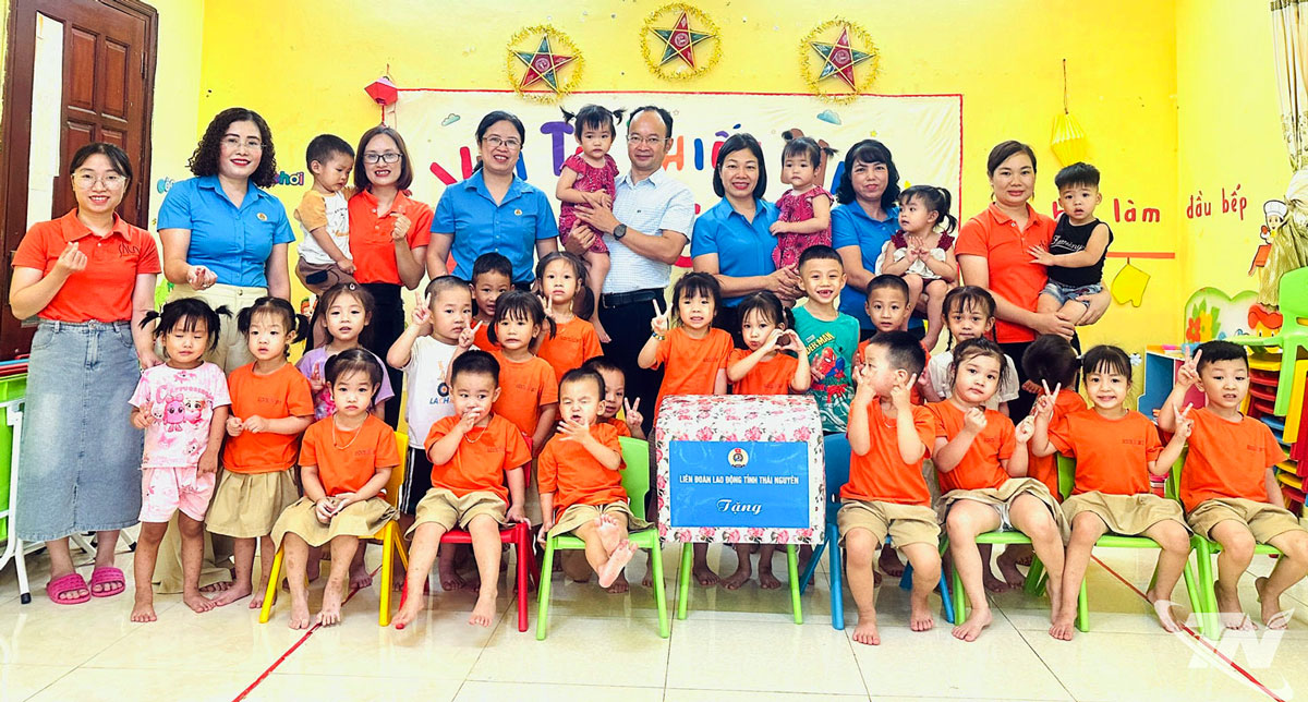 Lãnh đạo Liên đoàn Lao động tỉnh trao quà cho nhóm trẻ là con công nhân của Công ty TNHH SHINTS BVT Chi nhánh Thái Nguyên