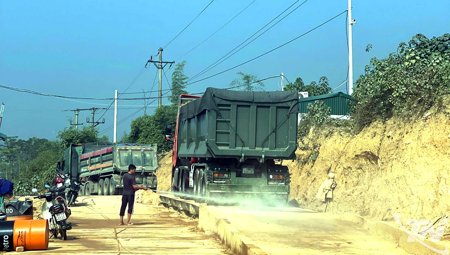 Phun nước để đảm bảo m&ocirc;i trường tr&ograve;ng qu&aacute; tr&igrave;nh vận chuyển l&agrave; y&ecirc;u cầu bắt buộc đối với tất cả c&aacute;c mỏ khai th&aacute;c kho&aacute;ng sản