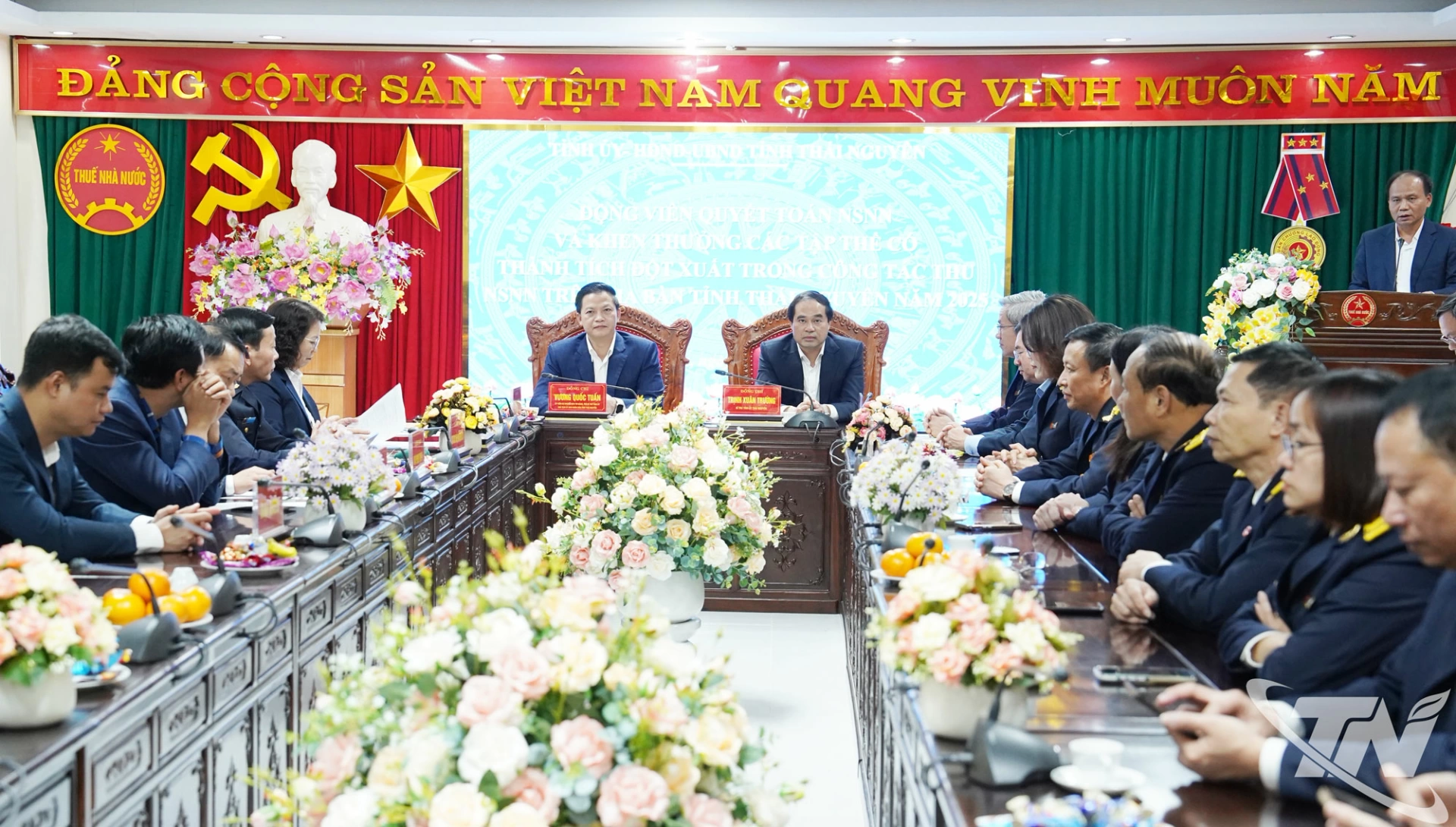 Quang cảnh buổi l&agrave;m việc.