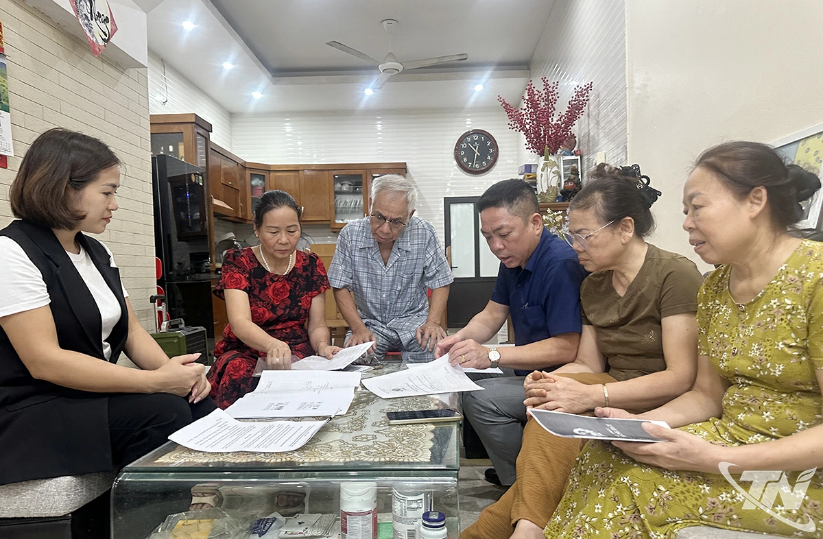 Lãnh đạo, cán bộ UBND phường Phan Đình Phùng đôn đốc tiến độ rà soát thông tin đất đai tại các tổ phố trên địa bàn phường.