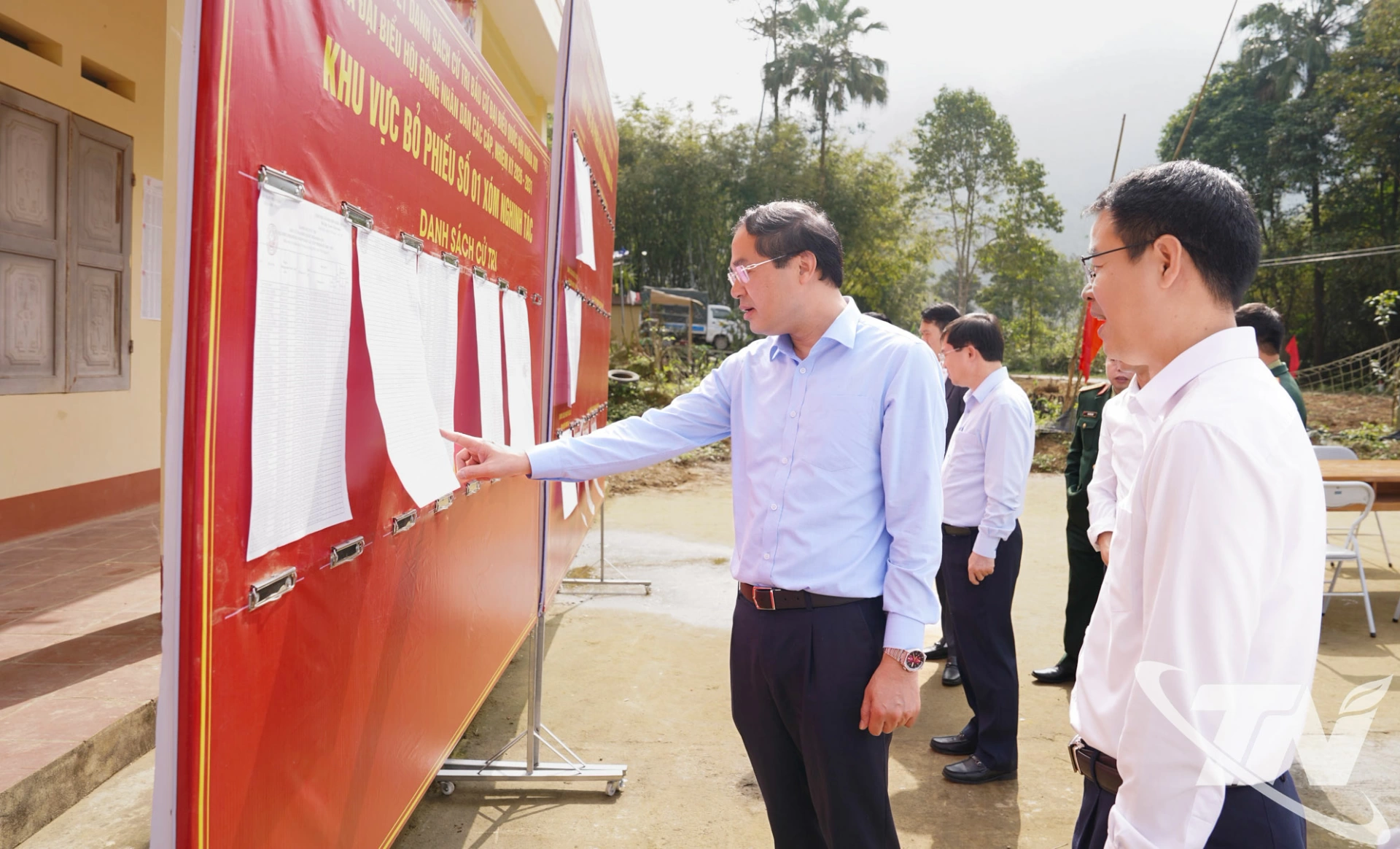 Đồng chí Bí thư Tỉnh ủy Trịnh Xuân Trường kiểm tra công tác chuẩn bị bầu cử tại Khu vực bỏ phiếu số 1, xóm Nghinh Tác, xã Sảng Mộc.