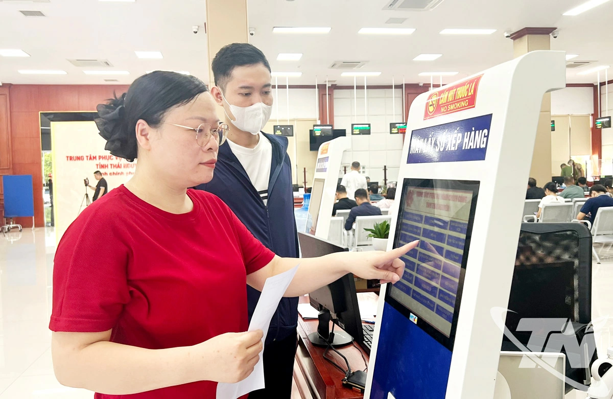 Trung tâm Phục vụ hành chính công tỉnh Thái Nguyên đẩy mạnh chuyển đổi số, tạo thuận lợi cho người dân thực hiện thủ tục hành chính.    