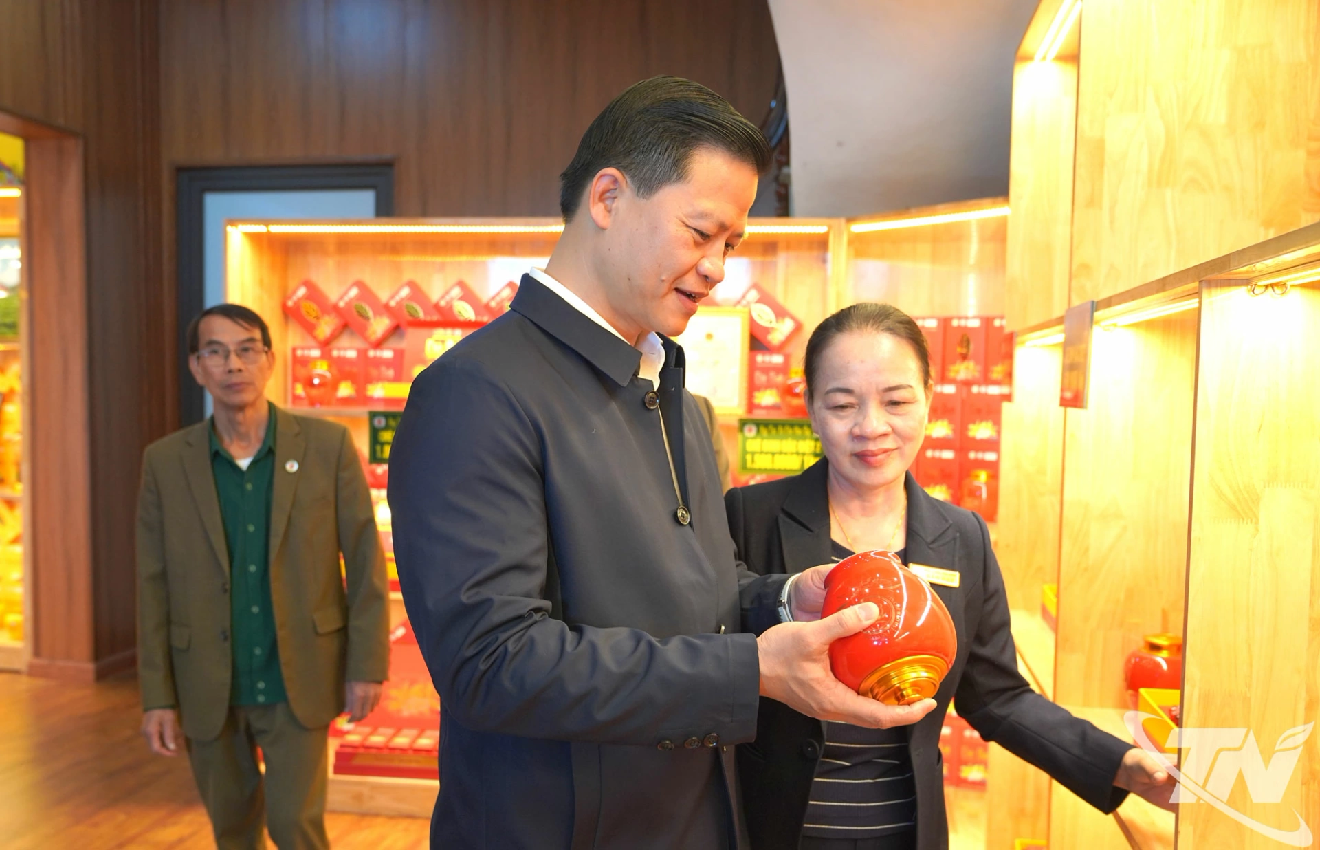 Đồng chí Chủ tịch UBND tỉnh Vương Quốc Tuấn thăm mô hình sản xuất, kinh doanh của Hợp tác xã chè Hảo Đạt.